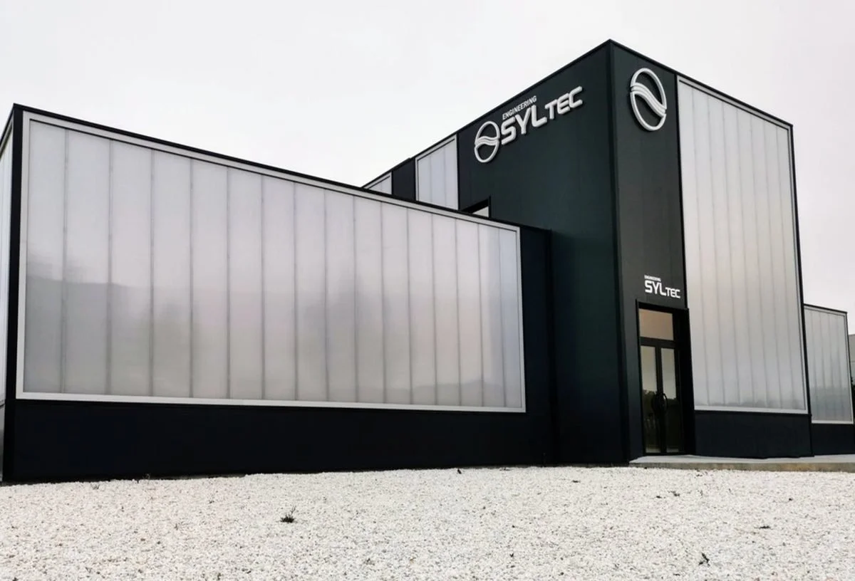 Cerramientos industriales con panel sándwich: integración de luz natural con DANPAL Smartwing