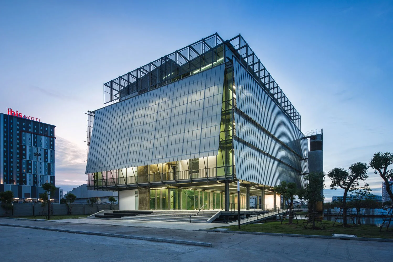 Edificio moderno de oficinas con sistema de fachada traslucida de policarbonato.