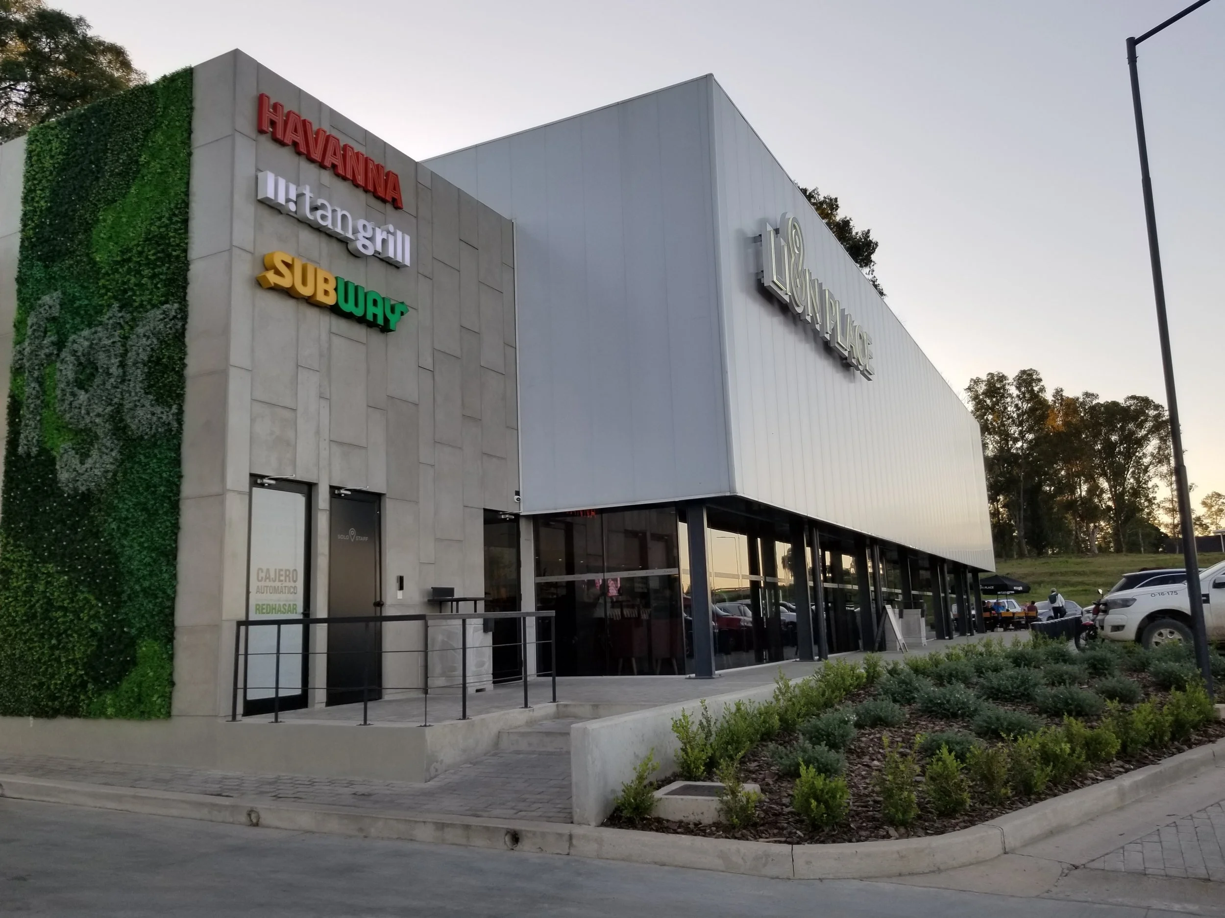 LIONPLACE-20220406_182208 (3).jpg