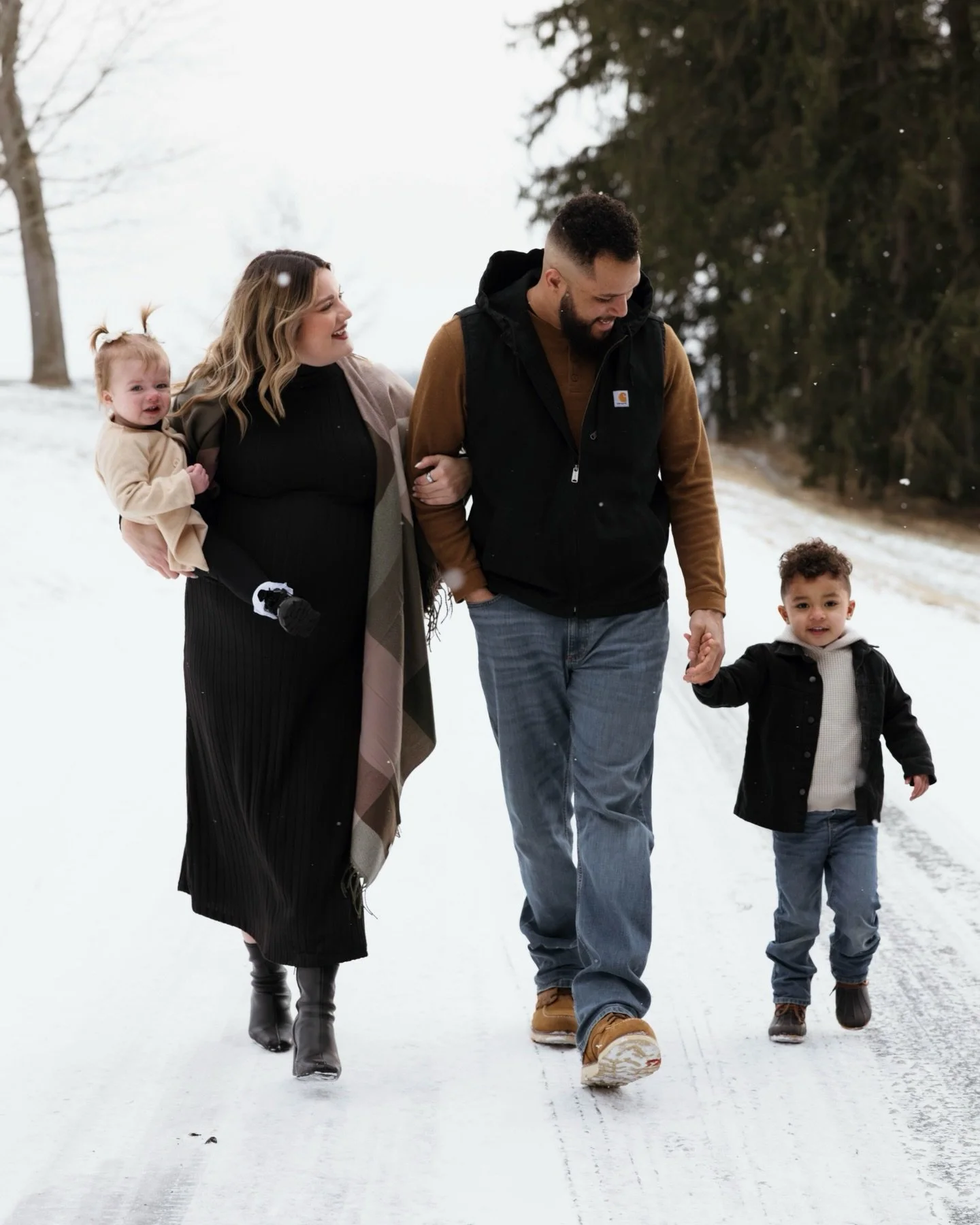 More snowy family maternity photos of Shelby &amp; Lavonte&rsquo;s family 🫶
So excited for them as they welcome baby #3 🤍❄️