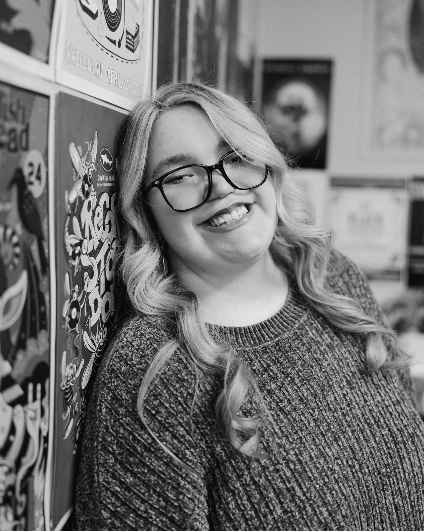 April&rsquo;s Senior Photos! 🎓📸
So much fun shooting at @nailcityrecord ❤️
Such a fun idea &amp; can&rsquo;t wait to do this again!!