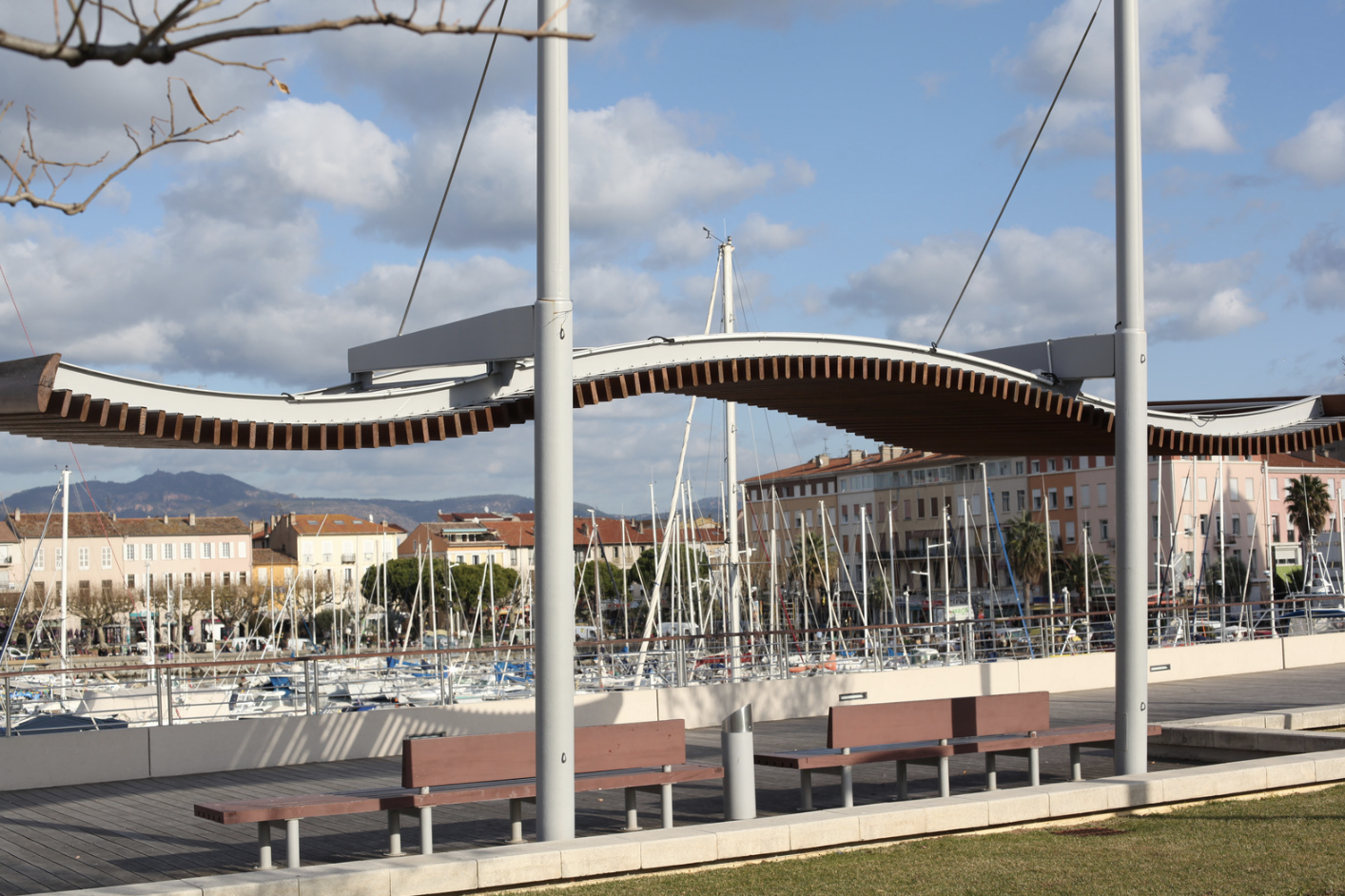 Vue du port de Saint-Raphaël, voiliers et résidences du front de mer – Codex Immobilier, syndic de copropriété local dans le Var.