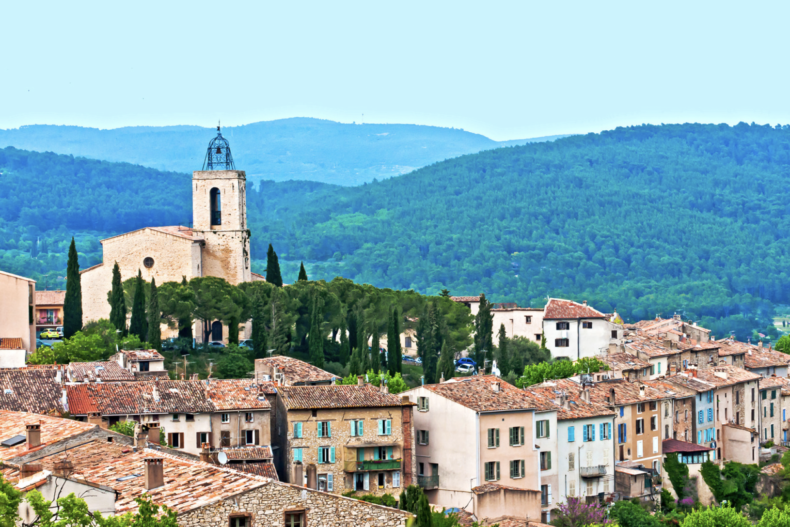 Village typique de l’arrière-pays varois entouré de collines et de cyprès – Codex Immobilier, syndic de copropriété local et indépendant dans le Var (83).