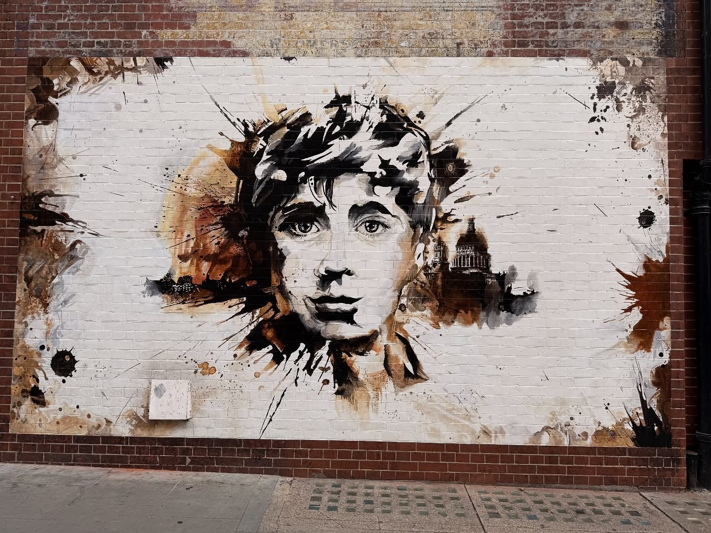 Being treated by the wife and a special one to watch with @hollyray_12 #oliver! @oliveronstage absolutely epic!