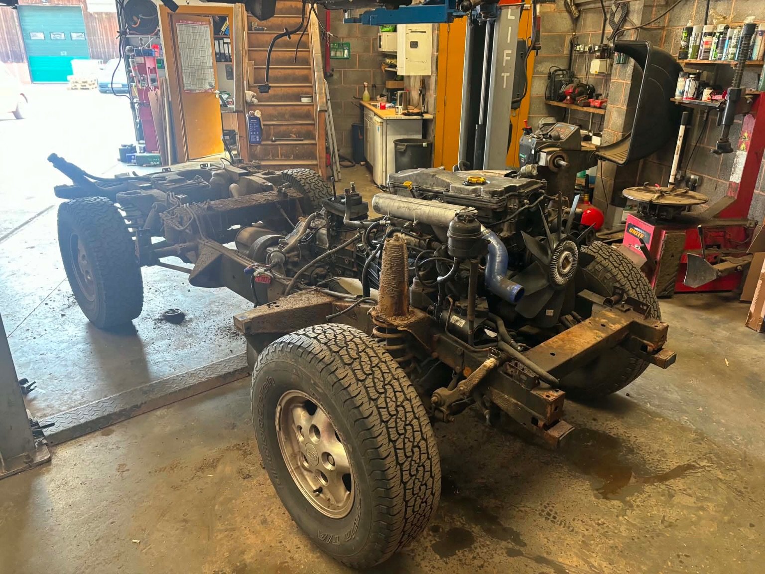 Serious upgrades to Delilah! #chassis #landy #td5 #defender90