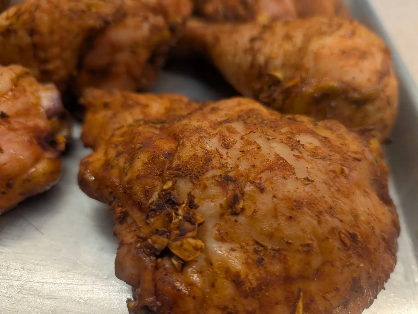 Smoked chicken. It's sizzaleen.
🍖🔪♨️
#RI #RhodeIsland #RhodeIslandWedding #RhodeIslandFoodie #Catering #BBQ #SmokedMeat #PitMaster #Foodie #BBQLovers #GrillMaster #Brisket #BurntEnds #PorkBelly #CornBread #Cookout #Food #EVentCatering #GetItWhileIt