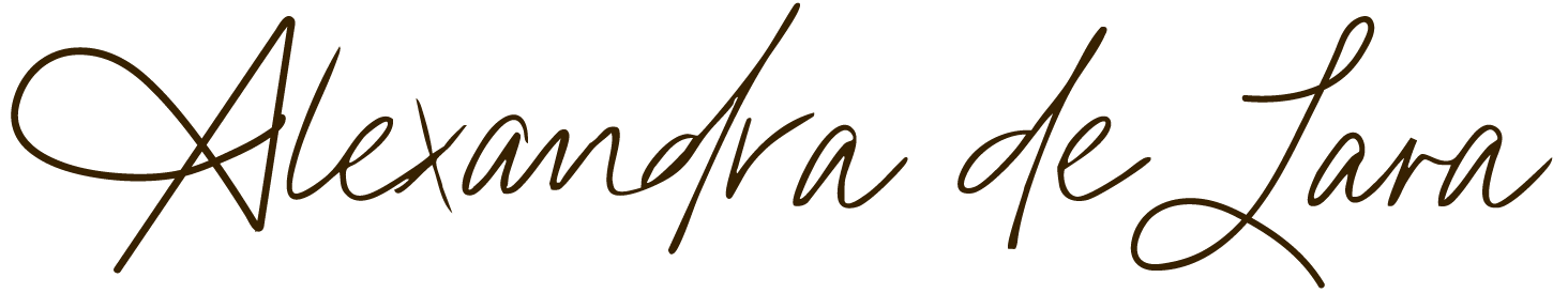 Text with name Alexandra de Lara in cursive script