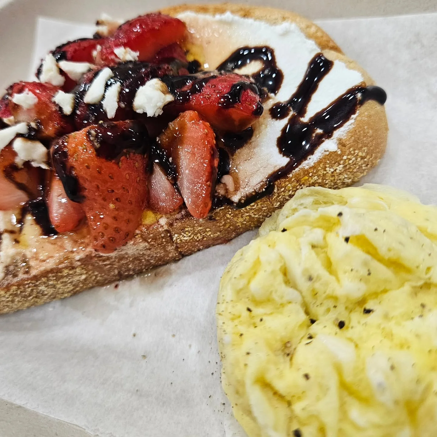 Two new reasons to stop scrolling &amp; start driving...to Juice Buzz! Meet our Roasted Berry Ricotta Toast &amp; Mediterranean Sunrise...your new morning obsessions ☀️
🍓 Roasted Berry Ricotta Toast is warm, sweet, savory, &amp; dreamy! Roasted hone