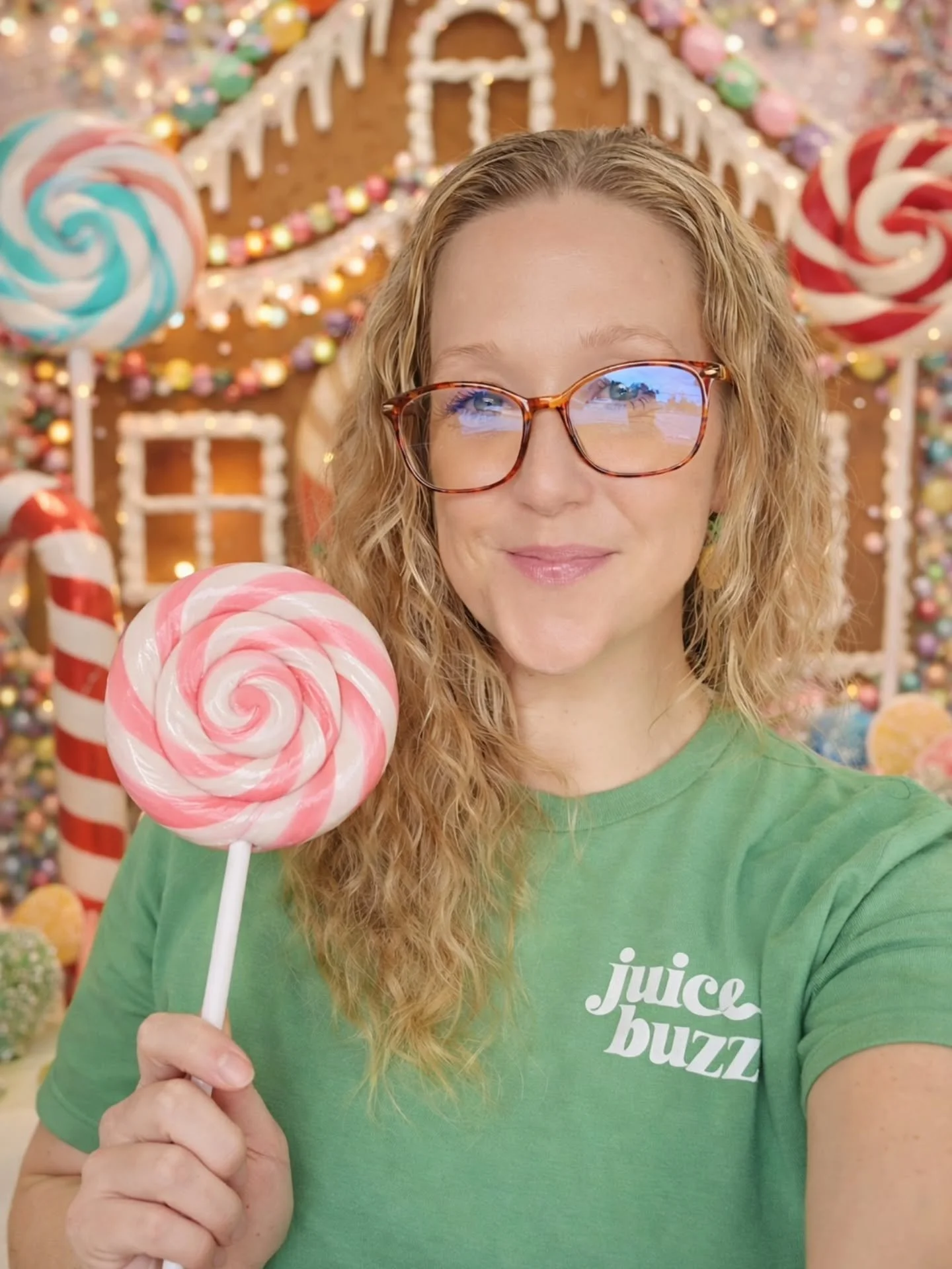 I swear I'm typing something in wrong 🤣🤣🤣 These are not the pics I see everywhere Lol Either way...I hope you all have a fabulous Christmas week full of all the good things &amp; tons of holiday magic ✨️🎄We will close early on Christmas Eve 🎄 An