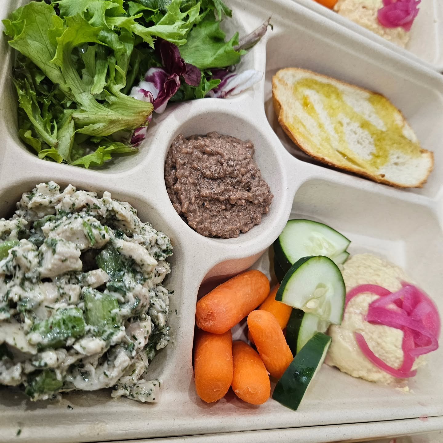 Happy Monday!!! Come stay balanced for lunch or dinner this afternoon/evening!! A Buzz Bento Box is perfect for any meal for bigger appetites 👌🏼 Smaller appetites come grab a toast or salad with a smoothie or juice! We're here for it all!! Open unt