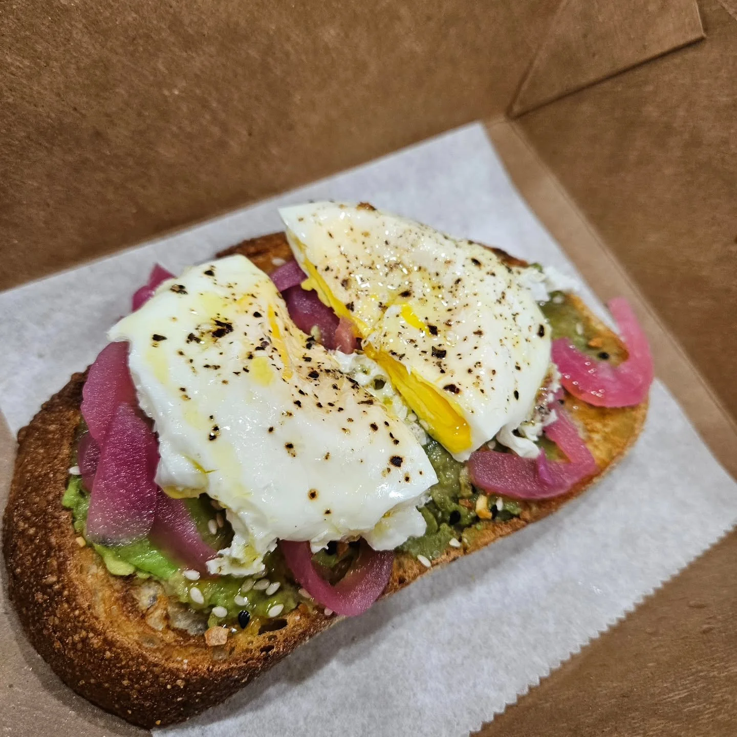 Happy Tuesday!!! How do you like your SMAVO Toast!? 
🥑 It's delicious all by itself
🥑 Sunny Side Up Egg on top
🥑 Hard Boiled Egg on top
🥑 Scrambled Egg on top
Which ever way you like, we're here for it 🙌🏼 Open 730am-430pm www.juice-buzz.com to 