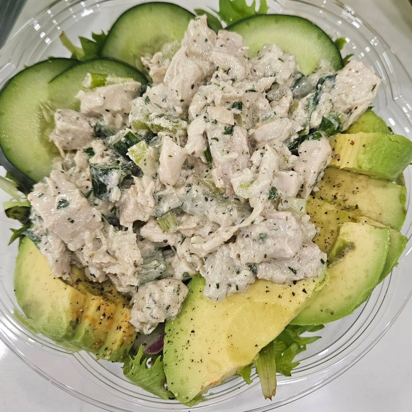 Come grab a new Glow Bowl &amp; enjoy this beautiful day today! Our Cucumber Dill Chicken Salad comes with fresh Avocado slices now 🥑🔥 Fresh cold-pressed juices in stock! Stock up for the weekend ❄️ Order ahead for grab &amp; go www.juice-buzz.com 