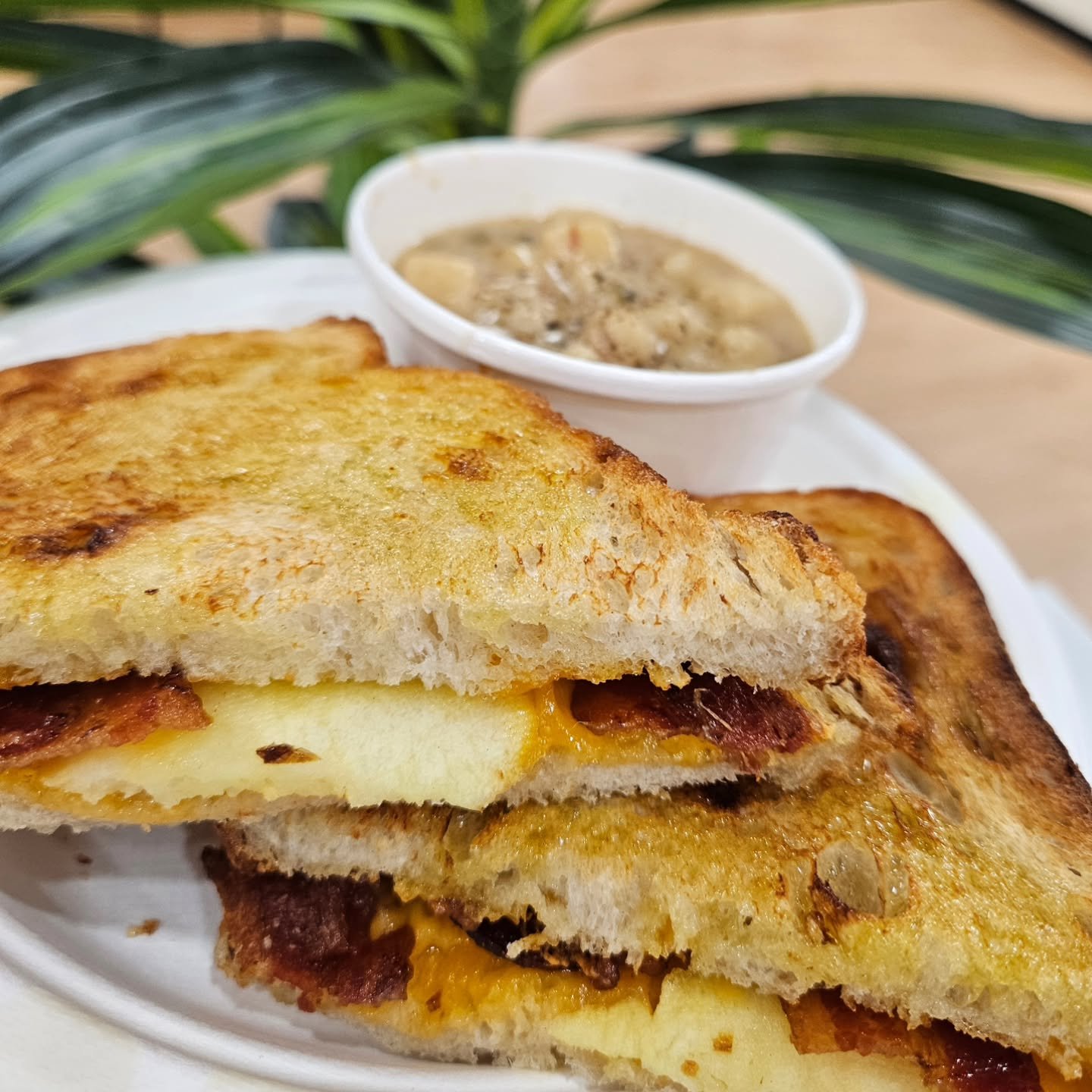 🍀 Meet the Applewood Irish Melt &ndash; melty cheddar, crispy bacon &amp; tart granny smith apples toasted to perfection, drizzled with warm olive oil 🫒 served with a cozy bowl of Loaded Baked Potato soup because&hellip; balance 😏

Come get lucky 