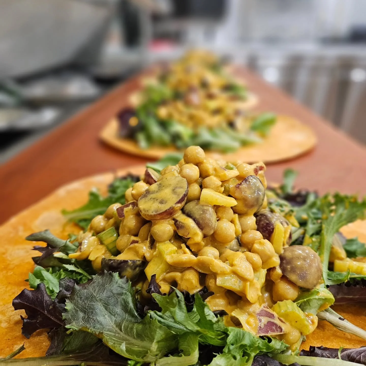 🌿😏 No sad salads over here (we said what we said) &mdash;just fresh, flavorful, "wait this is THAT good?!" catering ✨ From Curry Chickpea Salad Wraps to Cajun Chicken Salad Wraps 🌯 We got vegans, meat lovers &amp; everyone inbetween cove