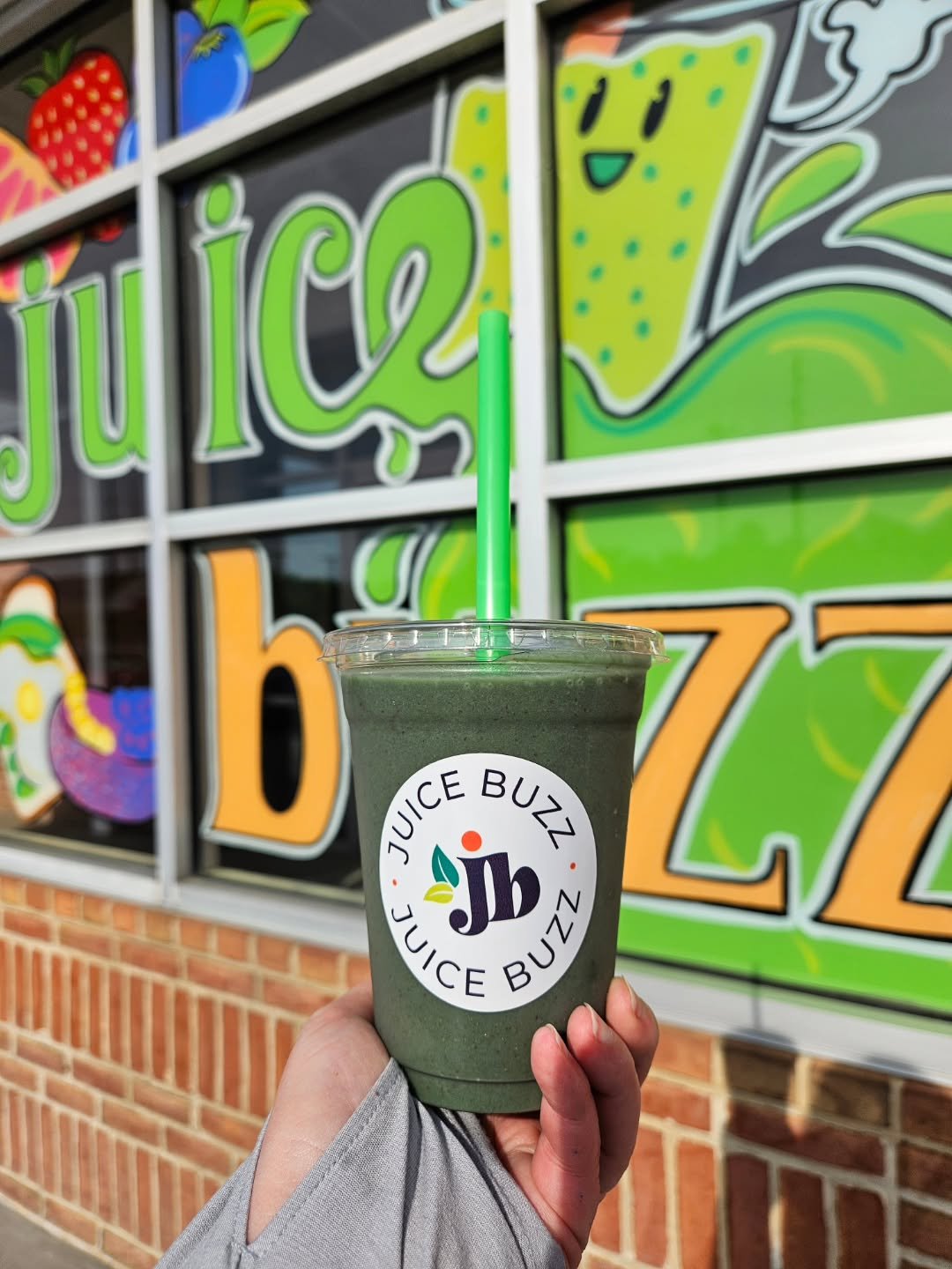 Organic Mermaid for the win this evening to keep me full &amp; fueled! What's your favorite smoothie from us!? Everyone who answers will be put in a drawing for a FREE smoothie! 
#lovejuicebuzz #morethanjustjuice #smoothies #fresh #supportlocal