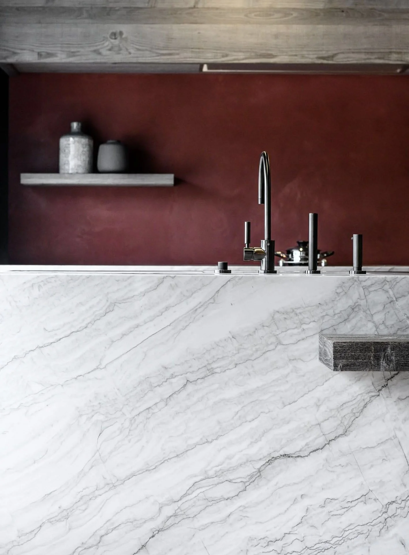 Cuisine contemporaine avec comptoir en marbre blanc — réalisation Ton Projet Sàrl