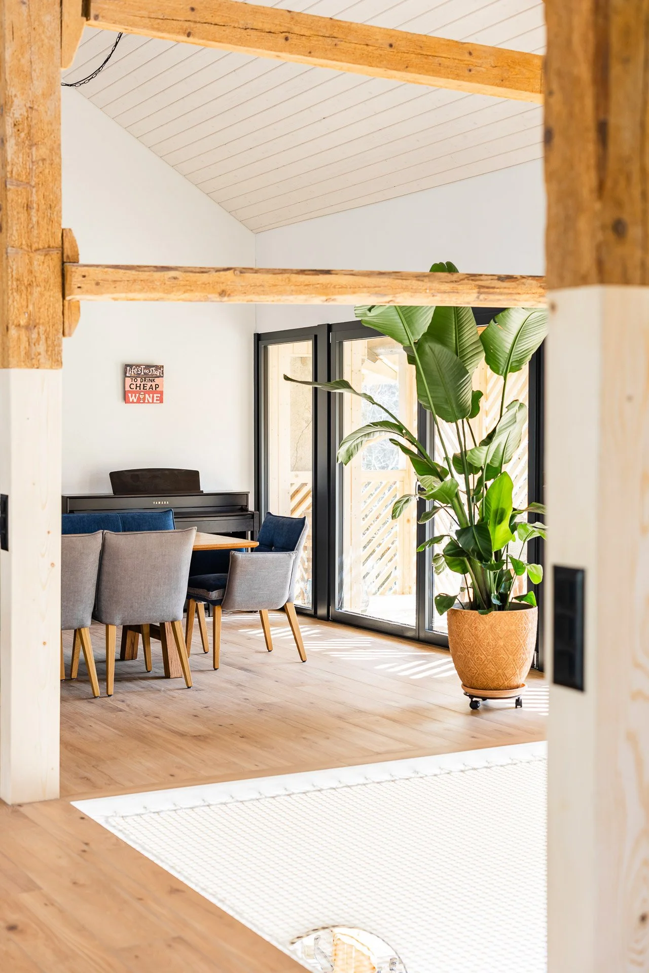 Salle à manger lumineuse avec vue jardin — design intérieur Ton Projet Sàrl