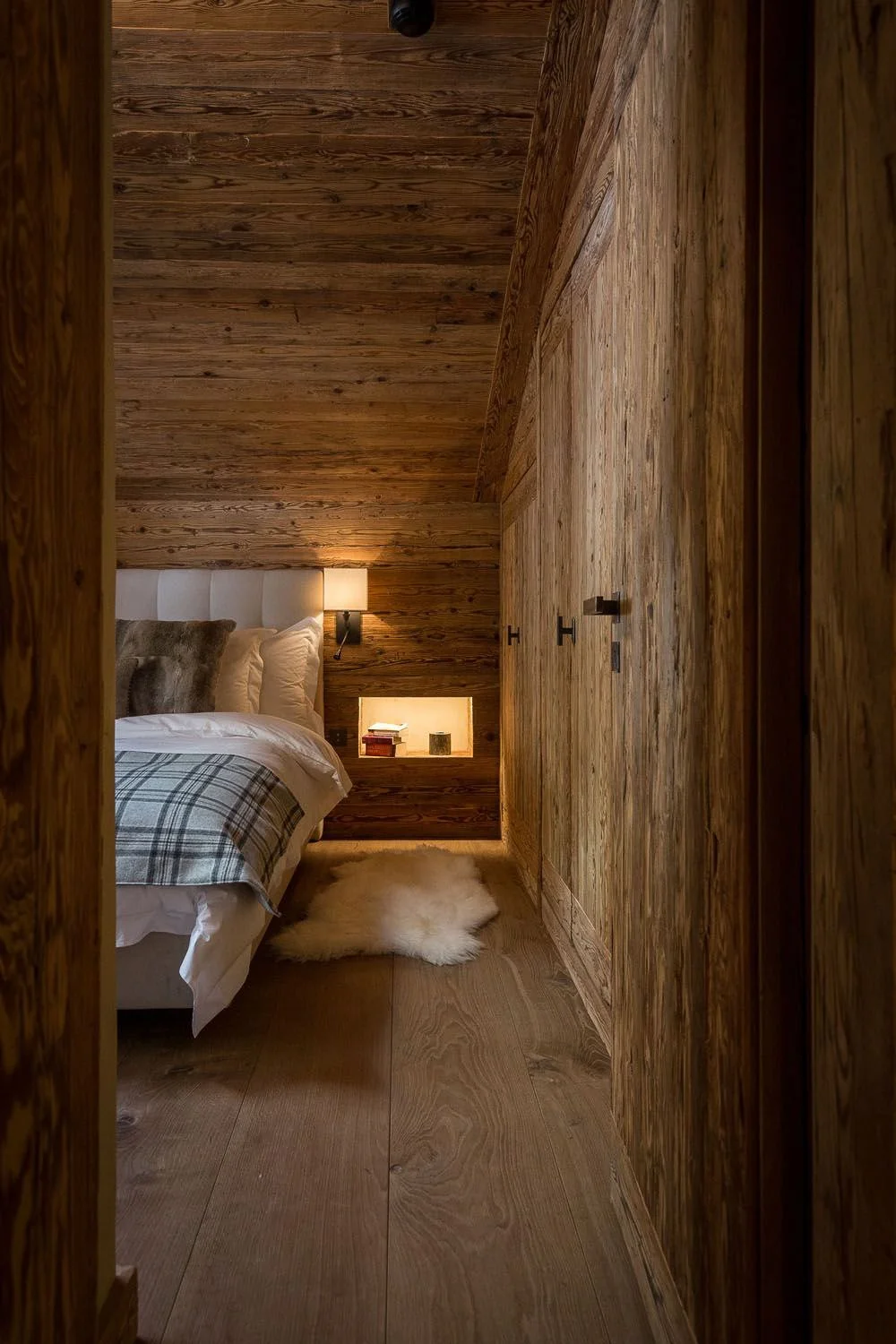 Chambre chaleureuse en bois avec éclairage intégré — projet Ton Projet Sàrl