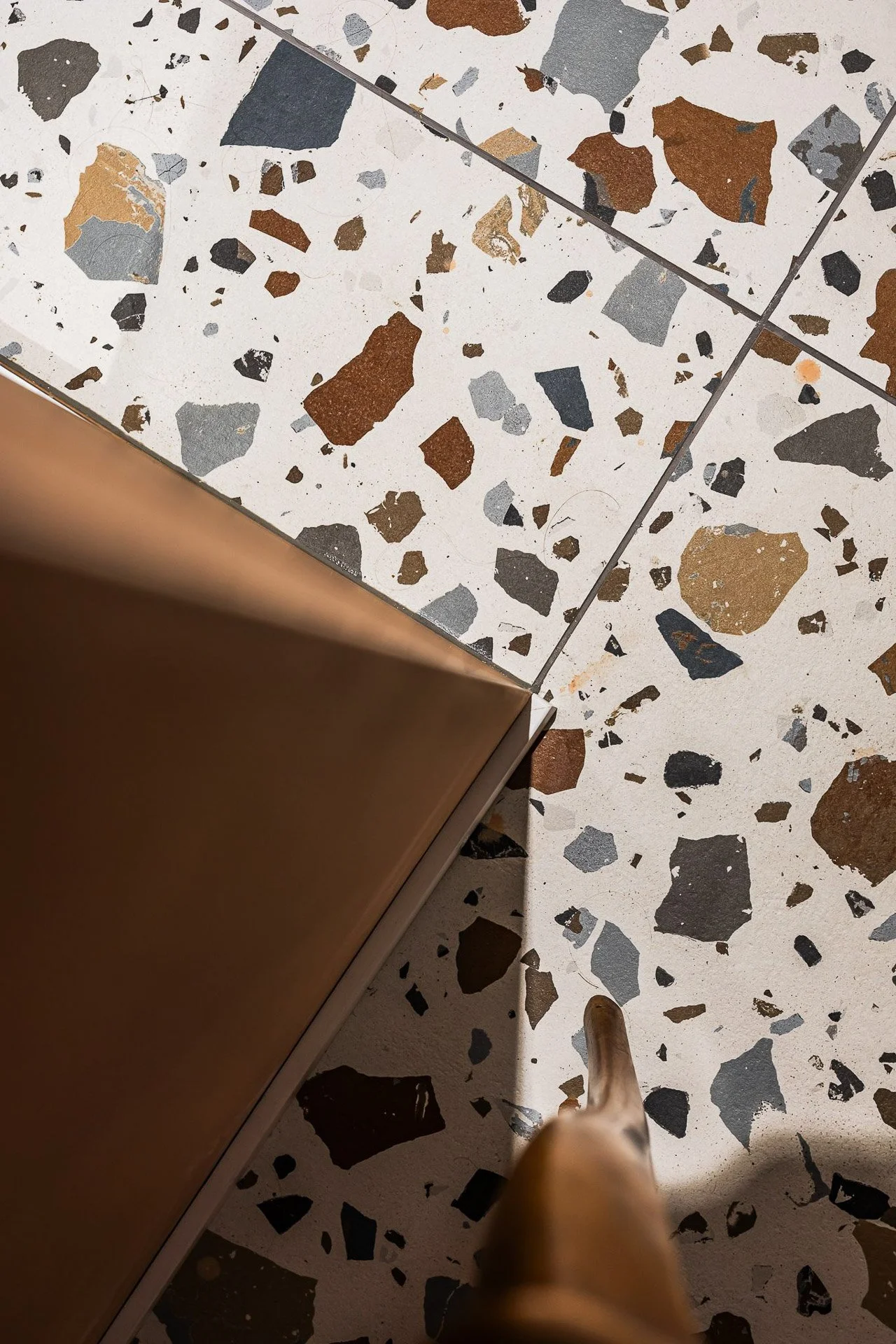 Sol en terrazzo multicolore — détail architectural Ton Projet Sàrl