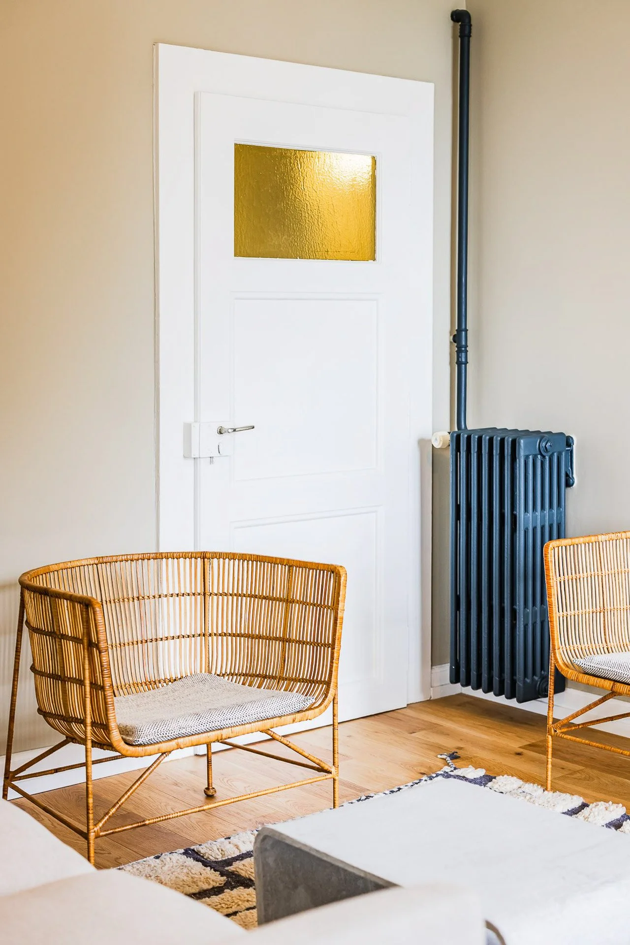 Salon lumineux aménagé en rotin — design intérieur Ton Projet Sàrl