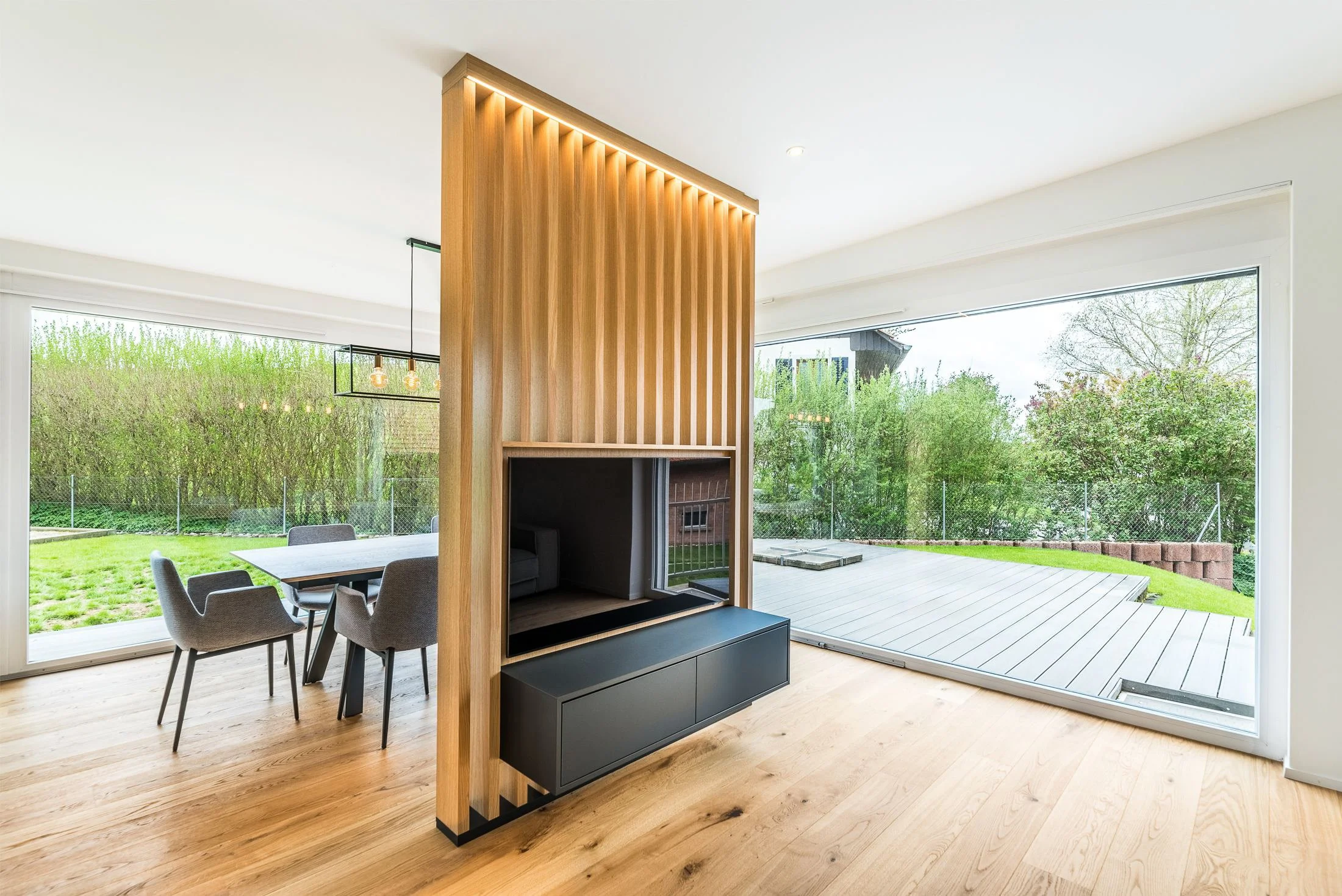 Espace de vie moderne avec claustra bois — projet Ton Projet Sàrl