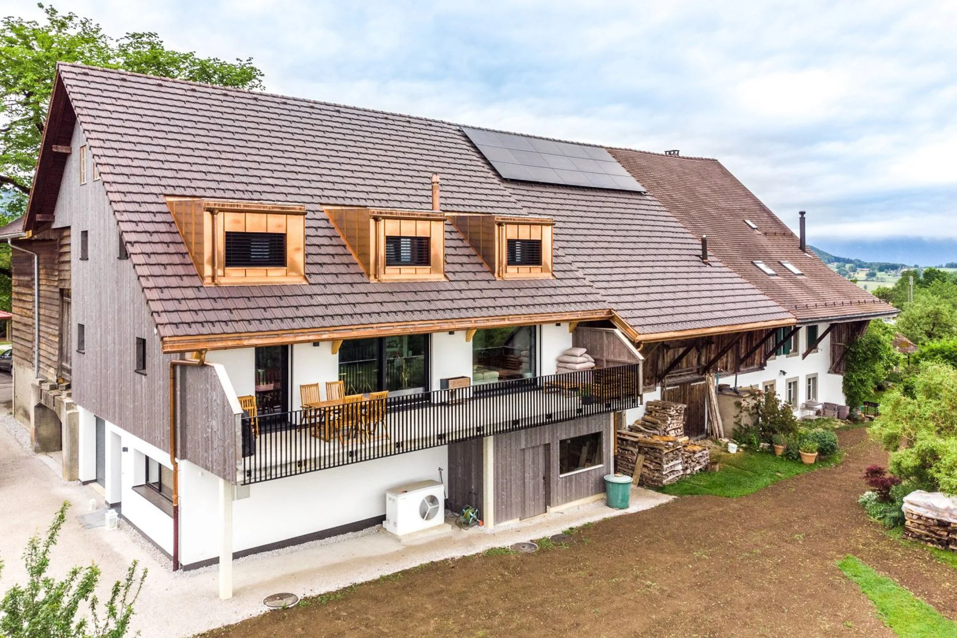 Maison familiale rénovée en Suisse romande avec toiture solaire — Ton Projet Sàrl