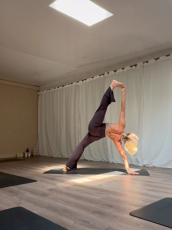 I recon Vasisthasana is up there with one of my favourite asanas🌚🤸🏼

Some playtime in my favourite sun patch @wildroots__studio 

Also loves,  this weekend is my last two classes for 3 weeks, would love to see you for practice together!💗

#yogapr