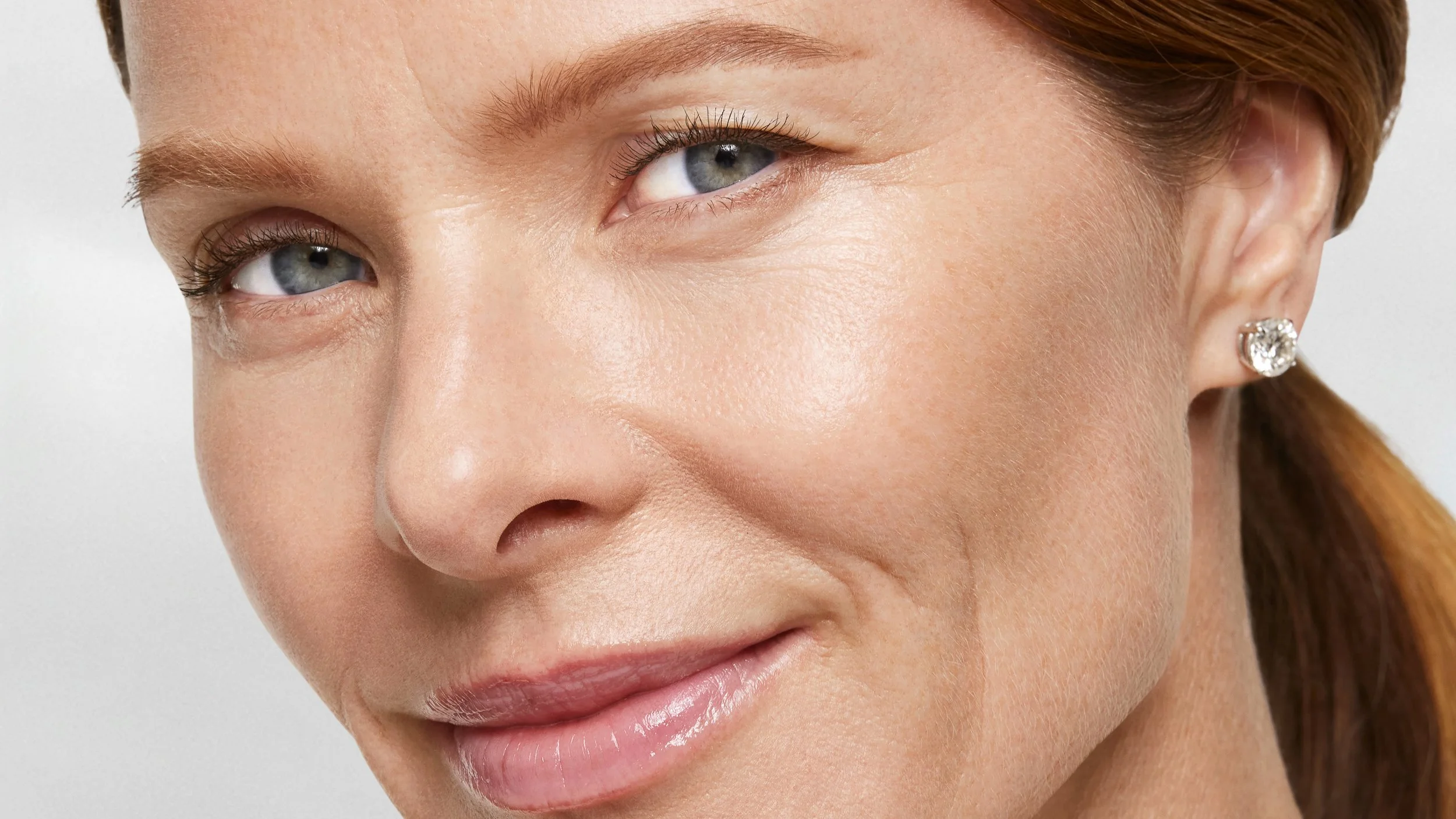 optimized_505-SHS_Revive_LaunchCampaign_PeauEye_Beauty_Still_1_0465 16-9.jpg