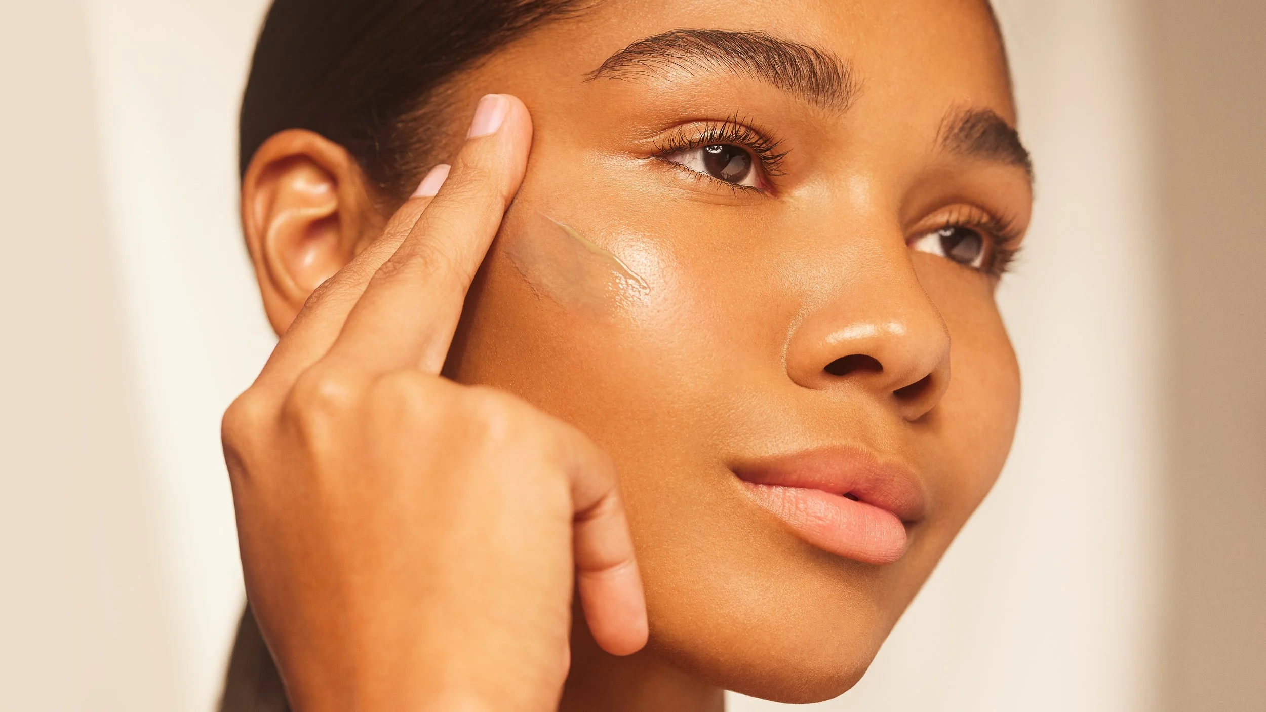 optimized_D1_SS_060_Application-Sunscreen_0541 16X9_.jpg