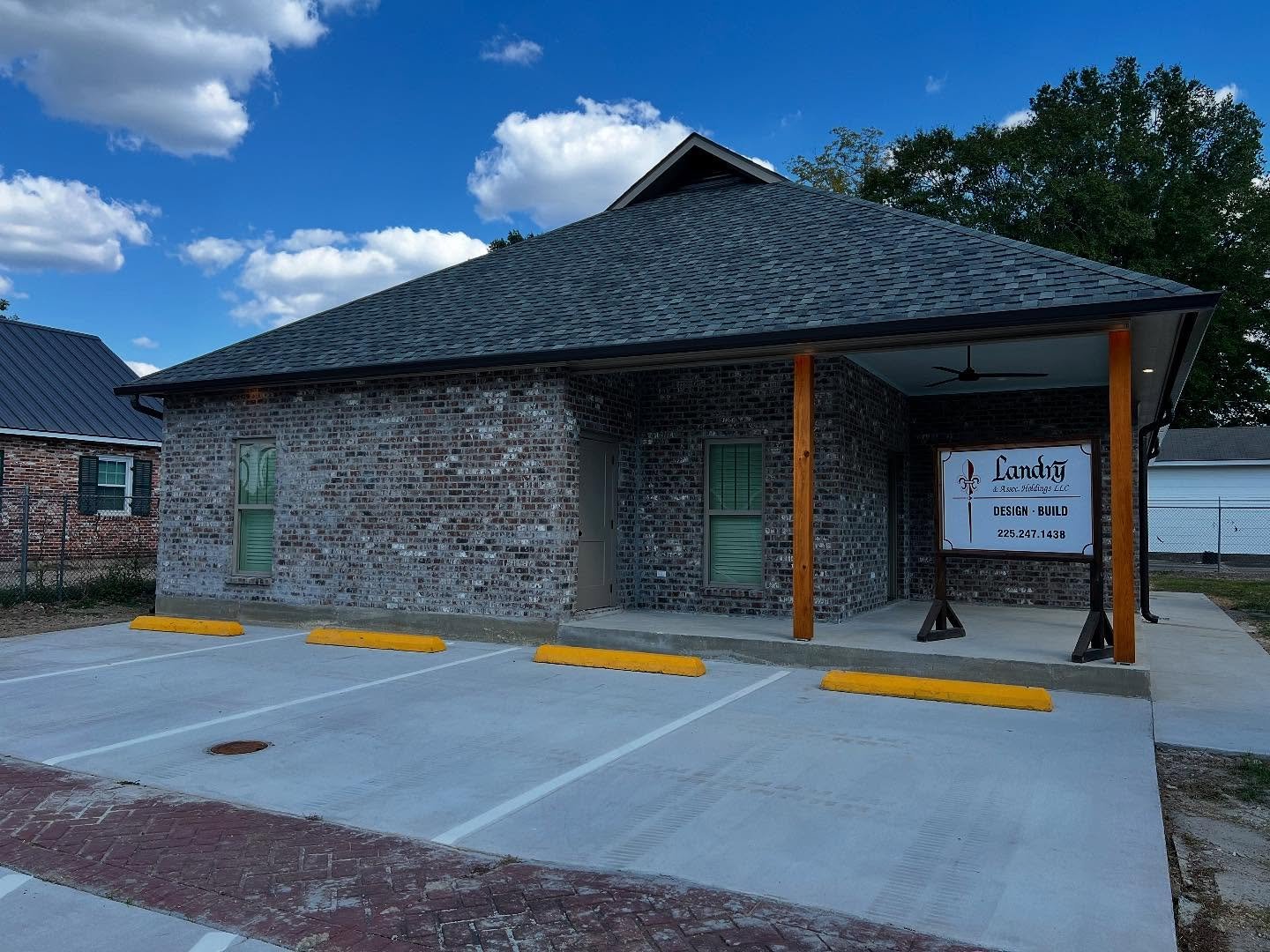 FOR SALE or RENT. Townhomes available on the main historic block in downtown Jackson, La. 

Message for listing details!

(2) units completed facing Church St.
(2) future units to be built facing Erin St.

#construction 
#builder 
#home