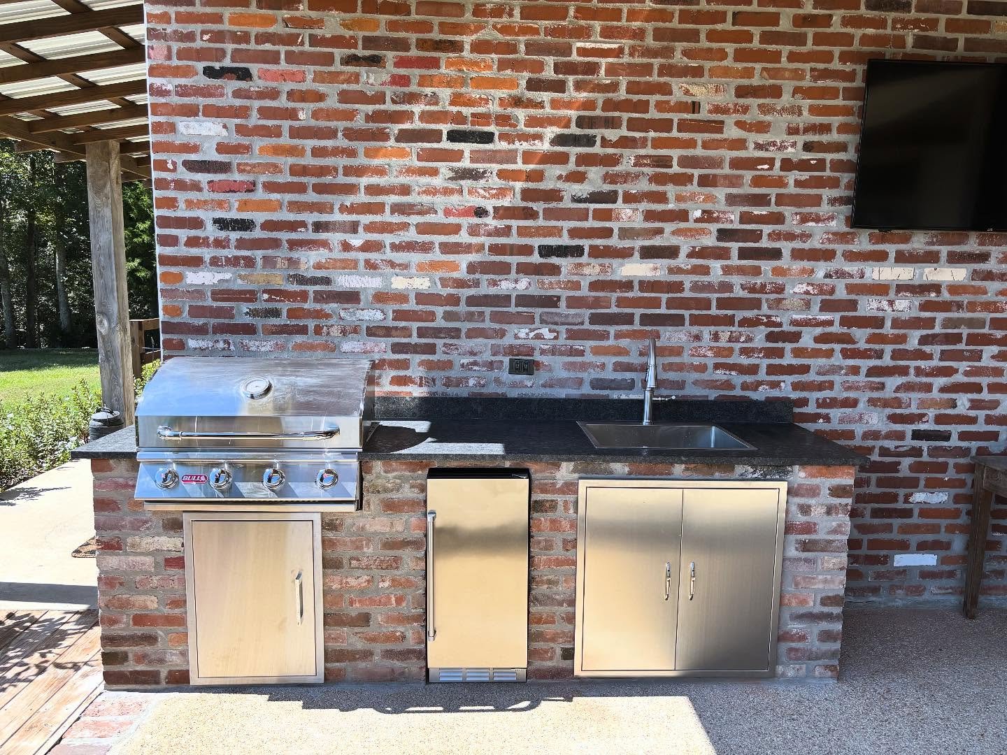 Outdoor kitchen area added to this existing patio! 

#construction 
#outdoor 
#kitchen 
#brick 
#granite