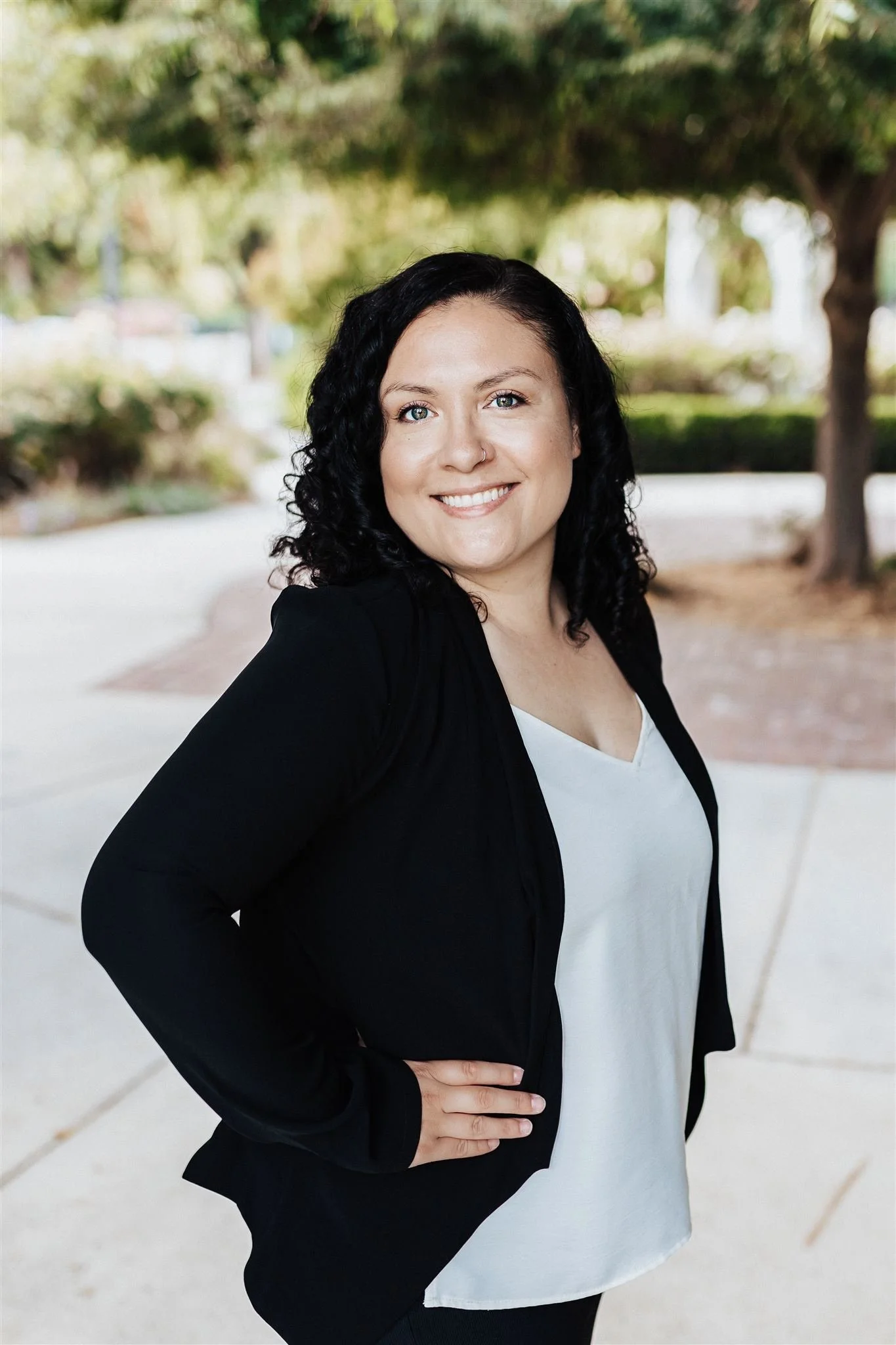 Latina therapist that helps women heal trauma by incorporating EMDR and Somatic Experiencing.