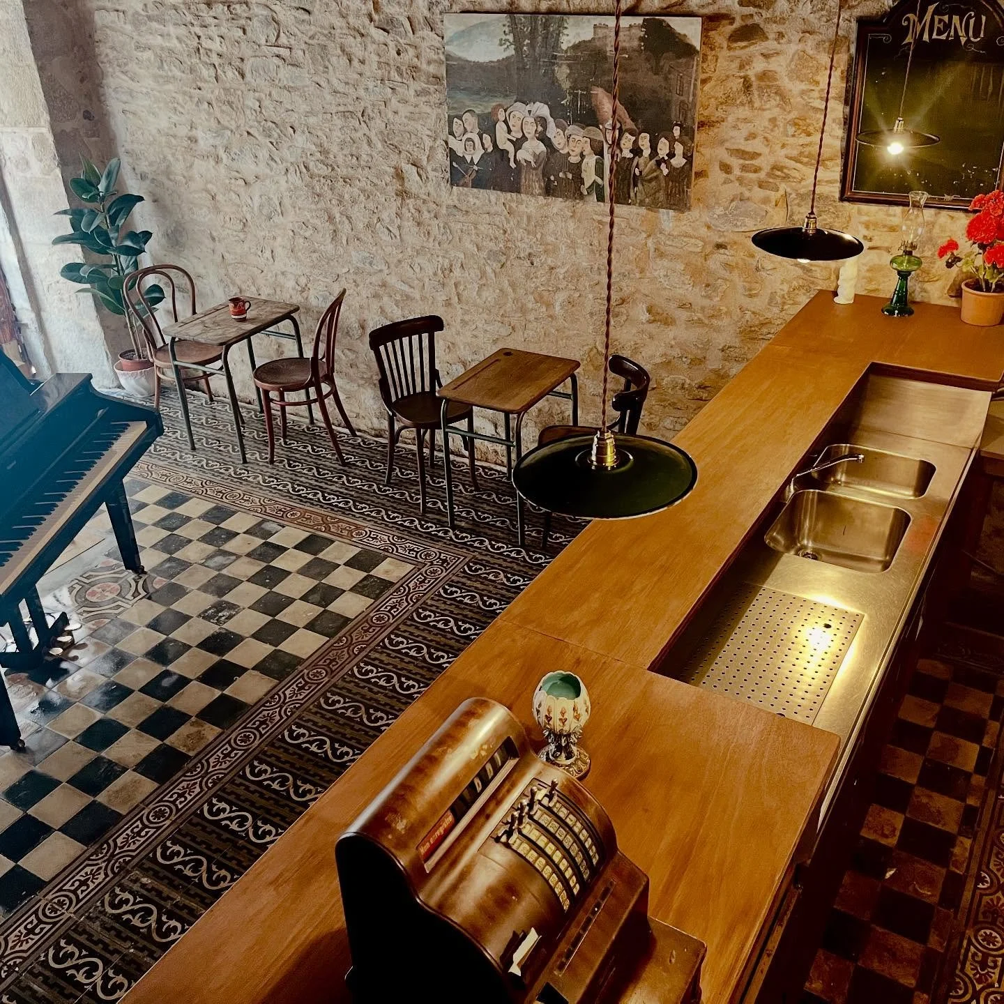 Ça fait déjà trois ans que nous avons acheté ce bâtiment séculaire au cœur de Saint-Léonard-de-Noblat. Après des mois de travail dur et passionné, Le bibelot est sur le point d&rsquo