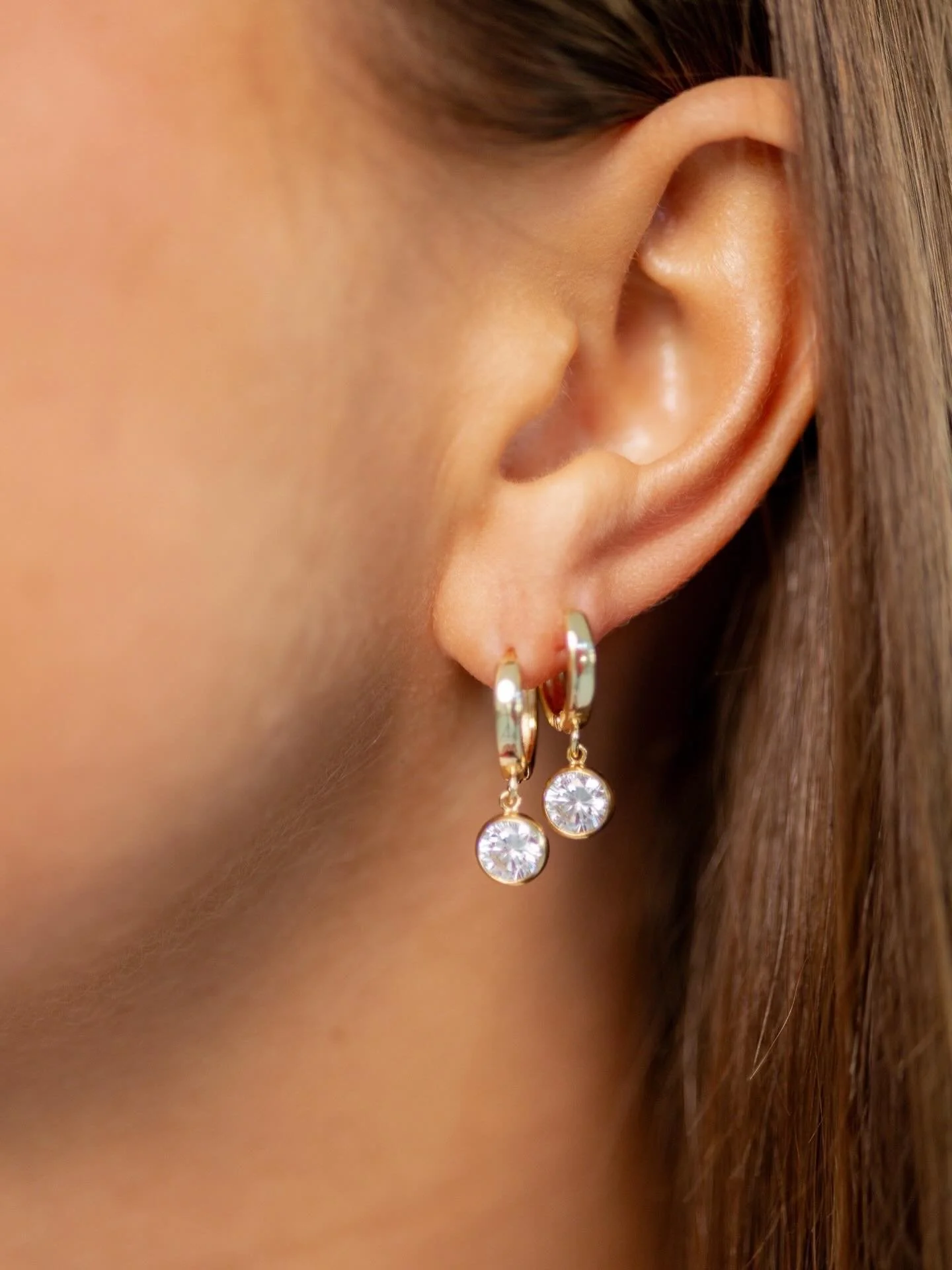 That sparkle 🤌🏽🤌🏽🤌🏽 our 14k gold Mini Bezel Huggies