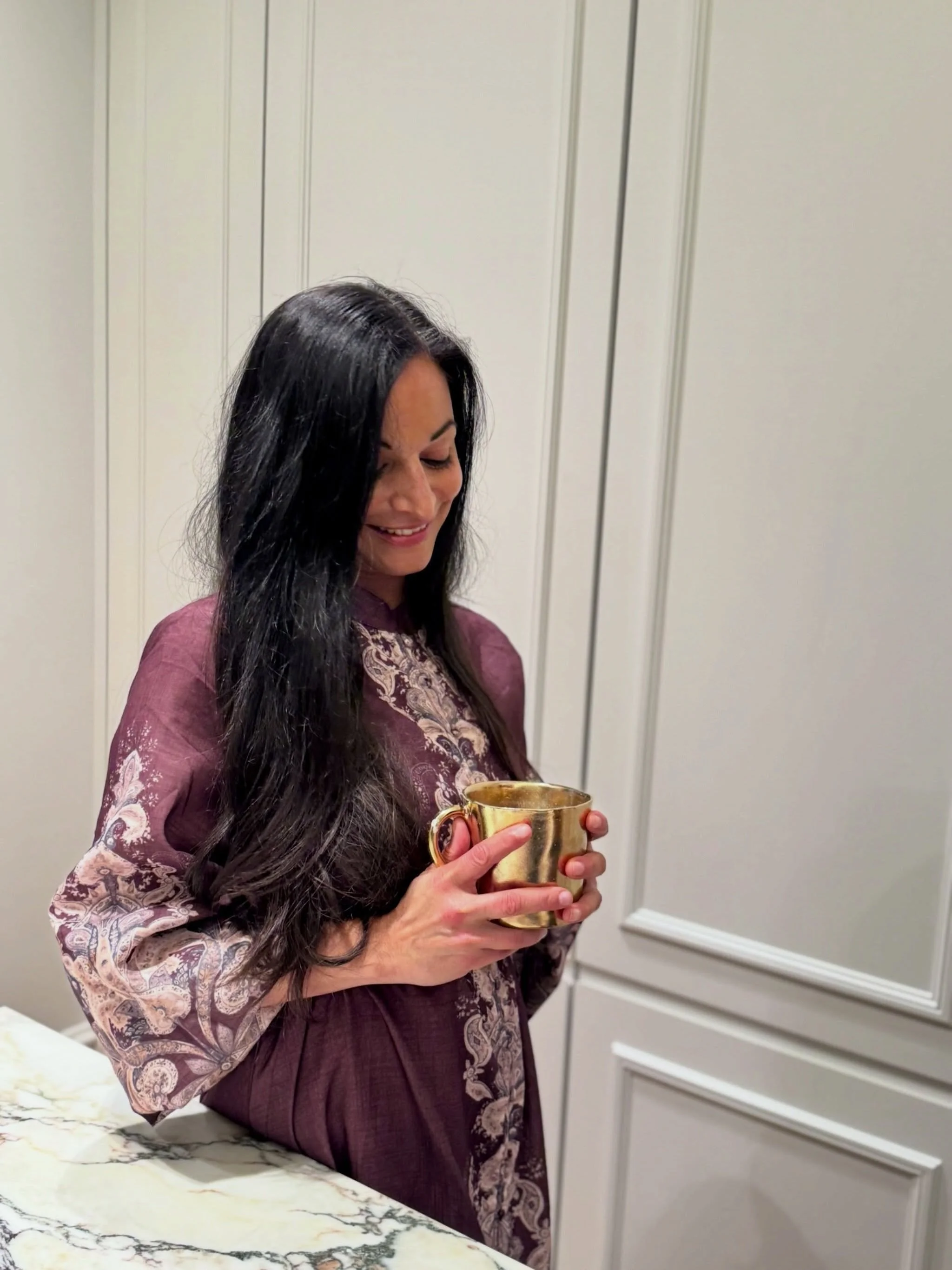 Hils p&aring; Sara Chacko, ern&aelig;rings- og fytoterapeut i Crowna Clinic. 

Hormonbalanse dreier seg ikke om &eacute;n quick fix &ndash; det handler om hvordan du st&oslash;tter kroppen din p&aring; flere niv&aring;er.

Kosthold, s&oslash;vn, stre