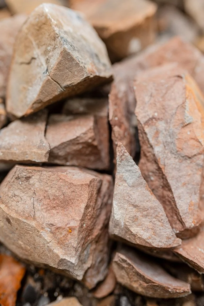 Rénovation écologiques avec des matériaux naturels : pierres, choux - chanvre, énergie solaire . Gîte pour stage, retraites et formation en Occitanie. La cuisine est entièrement ayurvédique et végétarienne. 