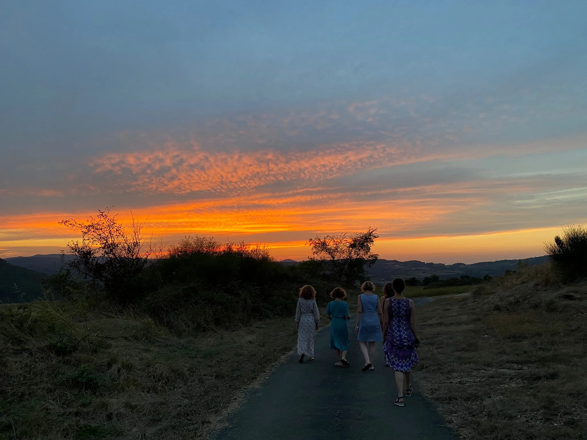Arrivée dans un gîte de groupe en Occitanie pour stage yoga et séjour bien-être. Domaine nature dans l’Aude, accès train Carcassonne plus transfert.