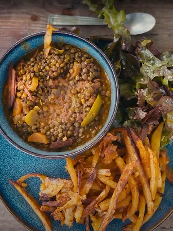 Extérieurs d’un gîte de groupe en Occitanie, pensés pour pratiques en plein air, silence et repos. Terrasses, forêt et eau accompagnent retraites yoga et stages collectifs. Location de gîte écologique 15 personnes dans l’Aude, accessible depuis Toulo