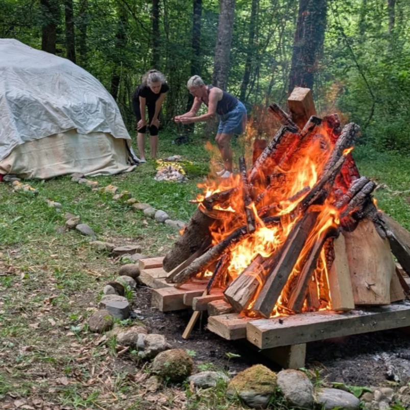Lieu de retraite yoga en Occitanie avec salle de pratique ouverte sur la nature. Gîte de groupe 15 personnes, matériaux naturels, calme profond. Location de lieu de stage bien-être dans l’Aude, entre forêt et vallée. Gîte de groupe de charme à 30 min
