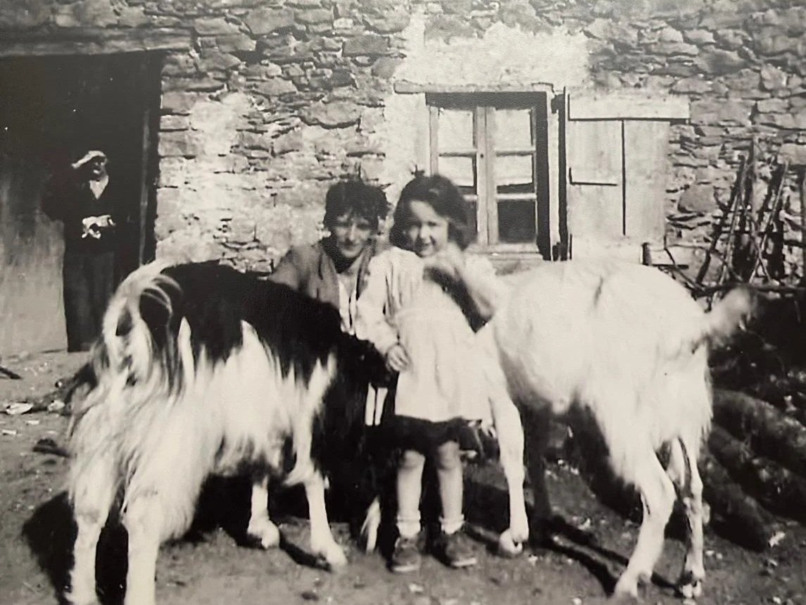 Histoire d’une ferme isolée devenue écolieu rural en Occitanie. Autrefois dédiée à l’élevage et à l’autarcie, elle accueille aujourd’hui retraites yoga, stages et formations. Location de gîte de groupe 15 personnes dans l’Aude, proche Limoux et Pyrén
