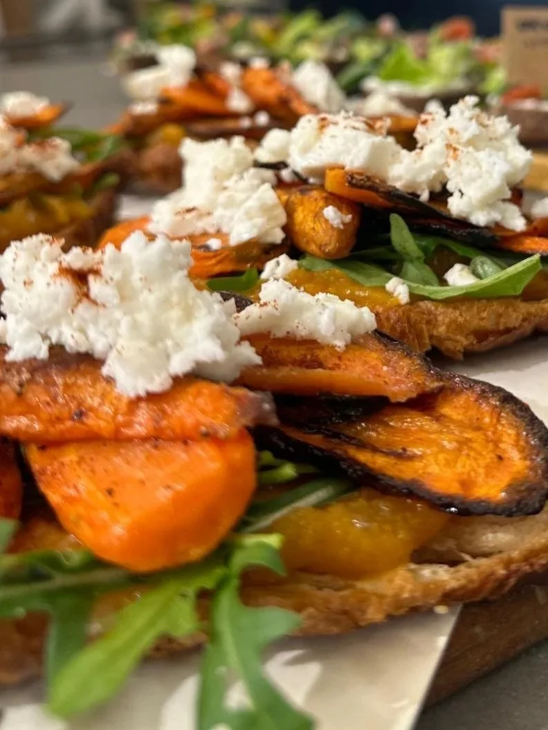 Produits locaux issus de circuits courts pour un gîte écologique en Occitanie accueillant retraites yoga et stages bien-être. Légumes de maraîchers bio, alimentation de saison et cuisine consciente. Location de gîte de groupe 15 personnes dans l’Aude