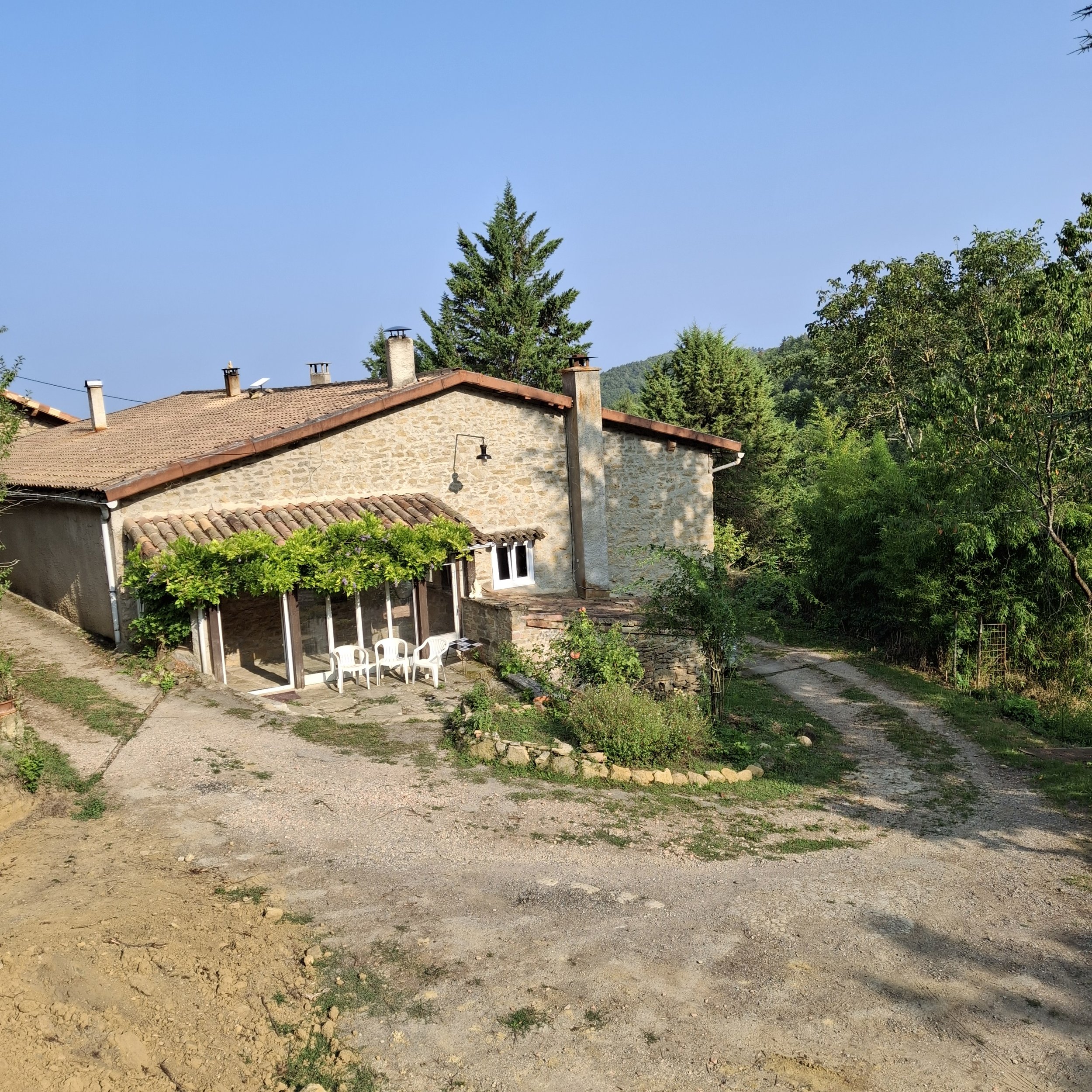 Cuisine ayurvédique de retraite en Occitanie, basée sur recettes simples et ingrédients de saison. Gîte de groupe 15 personnes accueillant stages yoga et bien-être dans l’Aude.