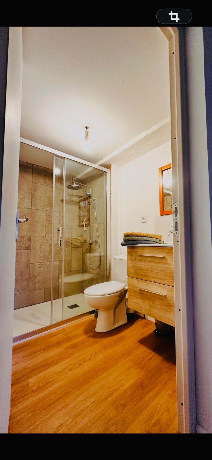 Chambre naturelle et silencieuse dans un gîte écologique de groupe en Occitanie, conçu pour retraites, stages et formations. Hébergement 15 personnes dans l’Aude, entre forêt et premiers reliefs pyrénéens.