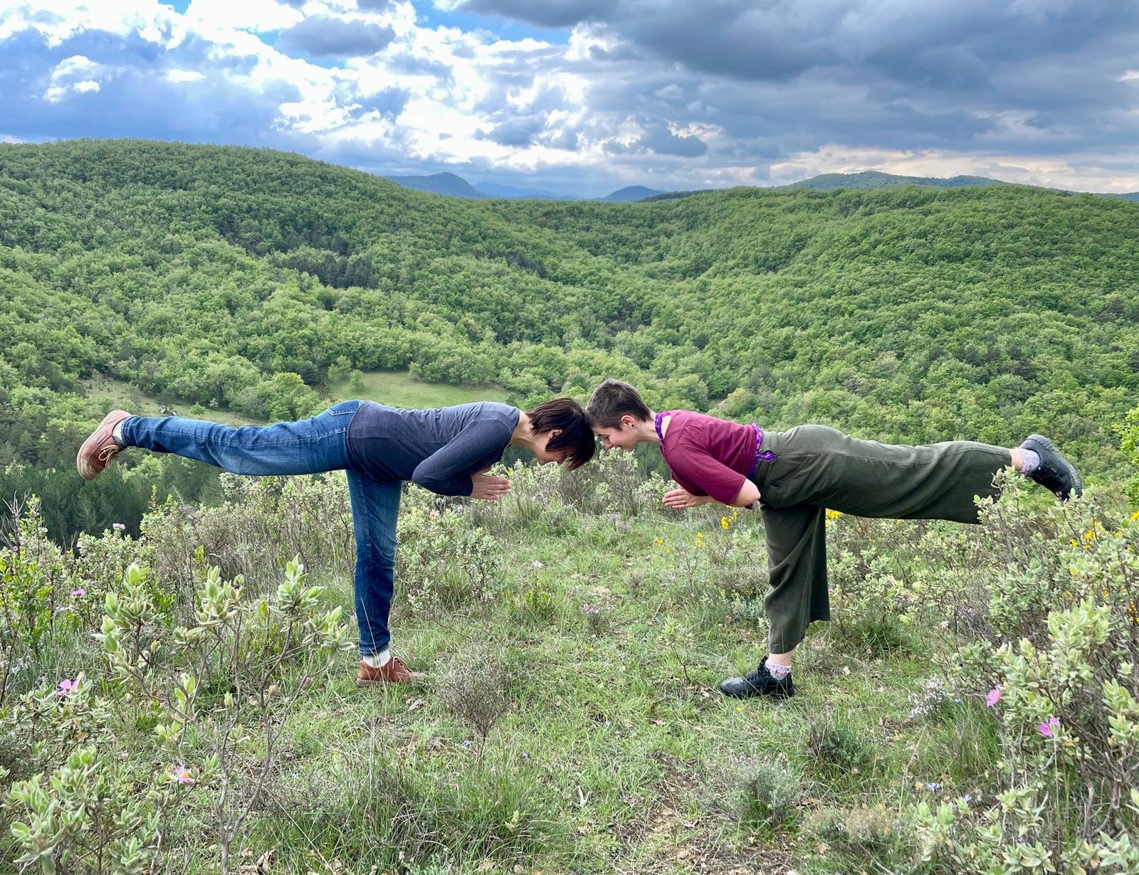Pratique de Yoga en pleine nature. Repas de stage bien-être basé sur recette ayurvédique et variations saisonnières, servi en gîte écologique en Occitanie. Lieu de retraite yoga dans l’Aude. Notre gîte de groupe est idéalement situé à 30 minutes de l