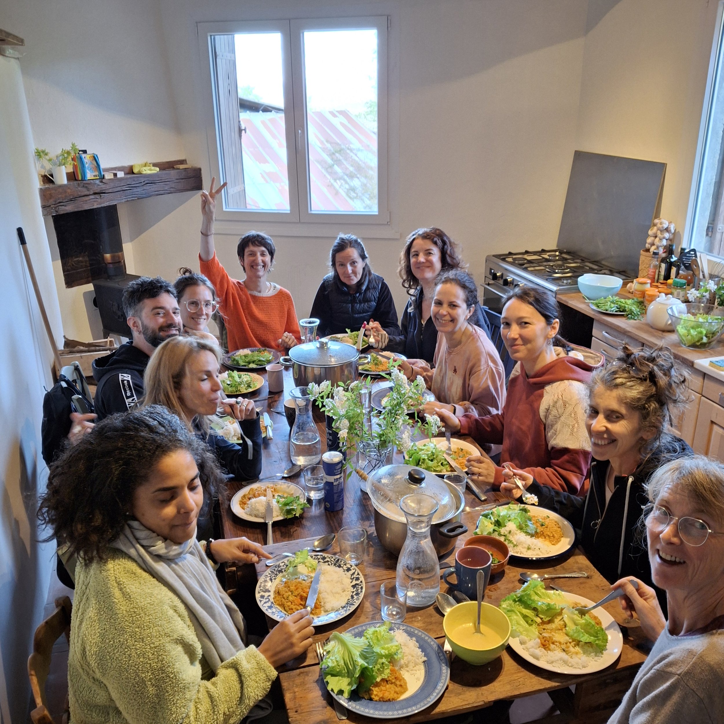 Ancienne ferme de la haute vallée de l’Aude, aujourd’hui gîte écologique pour retraites et stages en Occitanie. Un lieu de transmission, entre mémoire paysanne, silence et pratiques contemporaines. Location de lieu de retraite yoga accessible depuis 