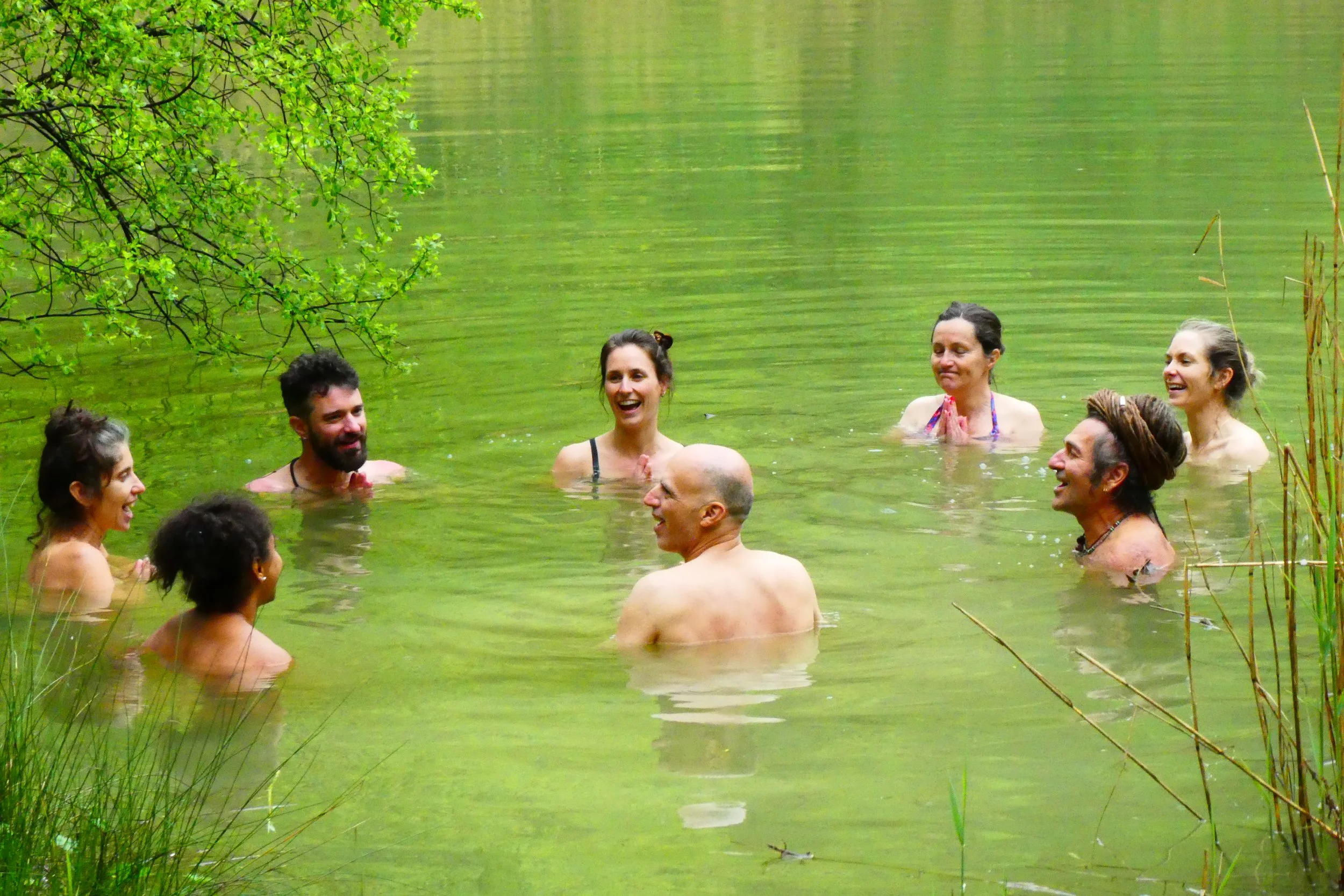 Lieu de retraite yoga en Occitanie, pensé pour l’accueil de groupes et de formations. Gîte écologique 15 personnes, salle de pratique, potager et cuisine vivante. Location de lieu de stage dans l’Aude, à proximité des Pyrénées, de l’Ariège et des sit