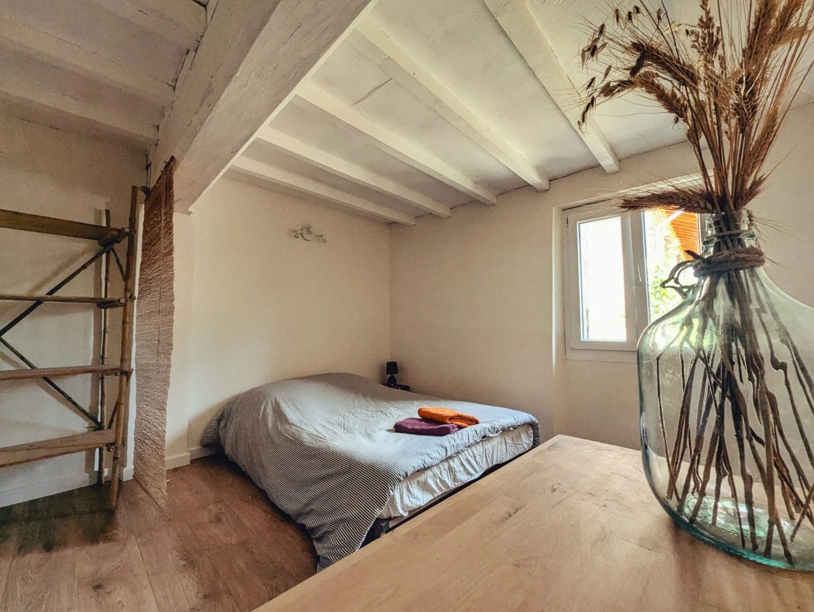 Chambre d’un gîte écologique en Occitanie, pensée pour le repos profond lors de retraites yoga et stages bien-être. Matériaux naturels, murs en chaux, literie en laine et silence absolu. Hébergement de groupe 15 personnes dans l’Aude, proche de Toulo