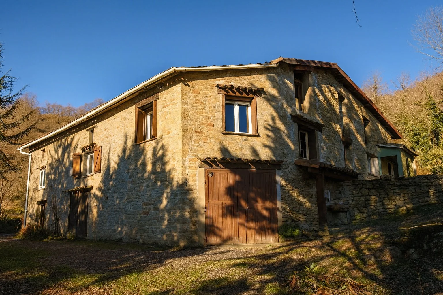 Location de gîte écologique en Occitanie pour retraites yoga, stages bien-être et formations. Ce gîte de groupe 15 personnes, installé dans une ancienne ferme de l’Aude, offre silence, nature et salle de pratique. Un lieu de retraite accessible depui