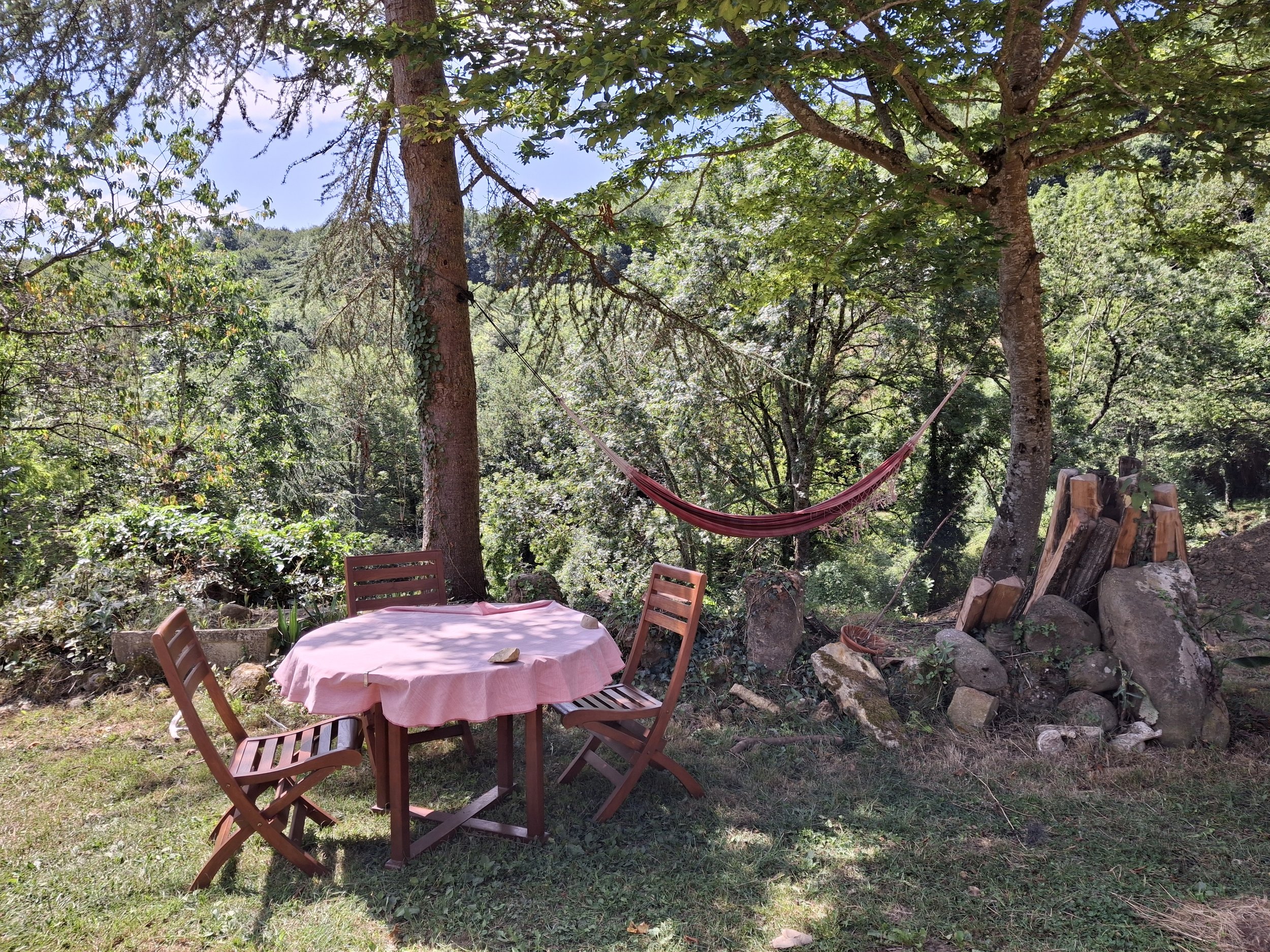 Lieu de stage yoga et de retraite bien-être en Occitanie, dans une ferme écologique entourée de forêt. Gîte de groupe 15 personnes, salle de pratique, silence et cuisine ayurvédique. Accessible depuis Toulouse et Montpellier, au cœur de l’Aude et du 