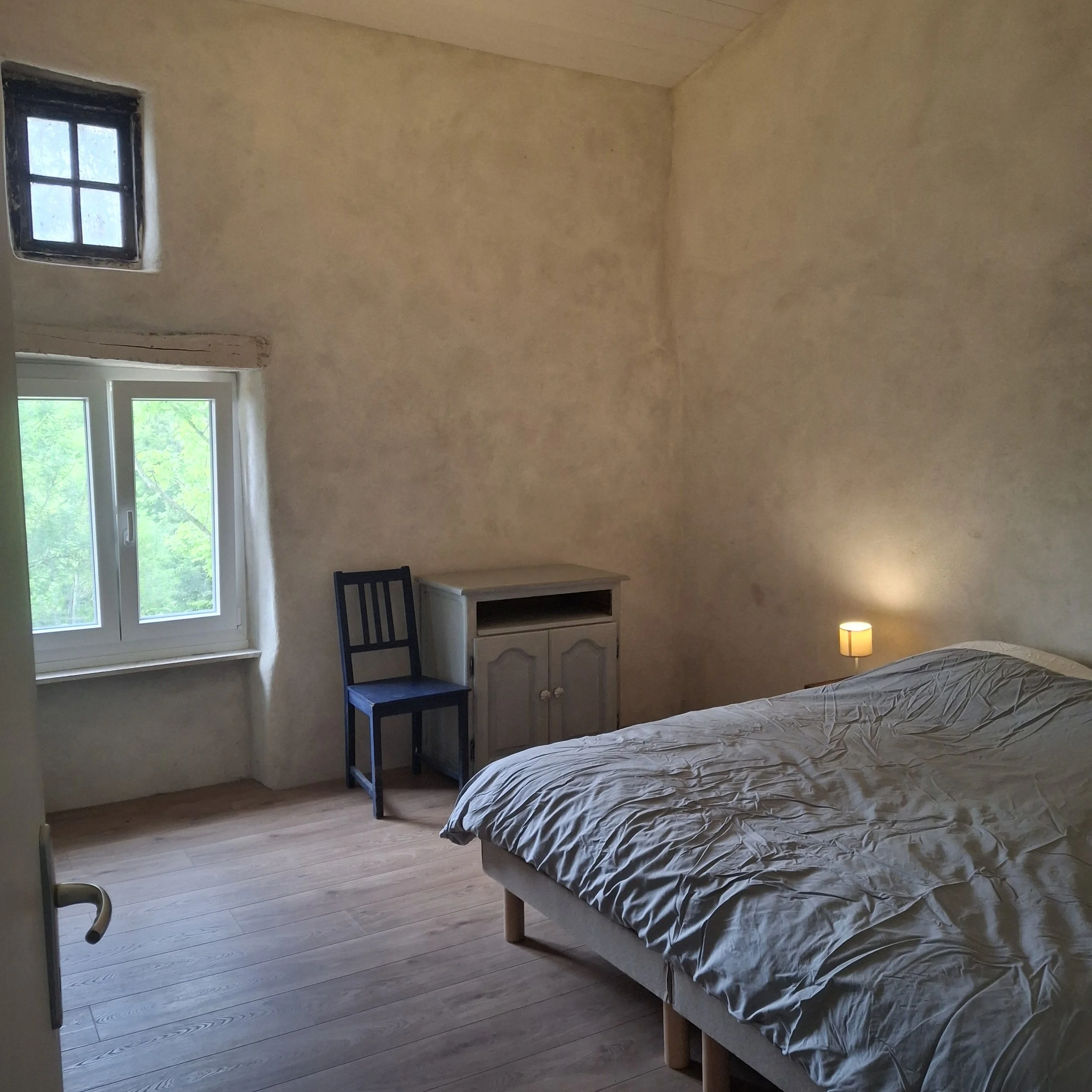 Chambre d’un gîte de groupe écologique en Occitanie, conçue pour soutenir le repos lors de stages bien-être et retraites yoga. Hébergement pour 15 personnes dans une ferme rénovée de l’Aude, proche de Limoux et Carcassonne, à distance de Toulouse et 